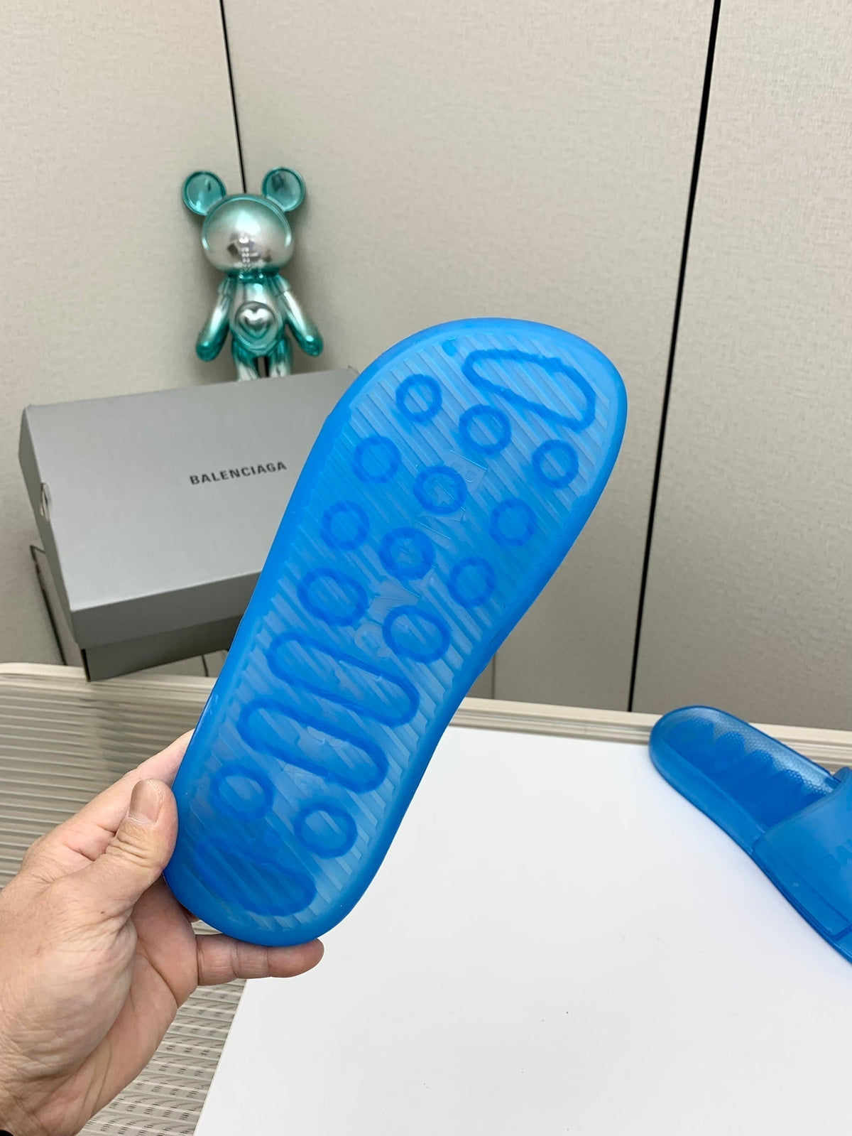 POOL SLIDE SANDAL IN JELLY BLUE RUBBER