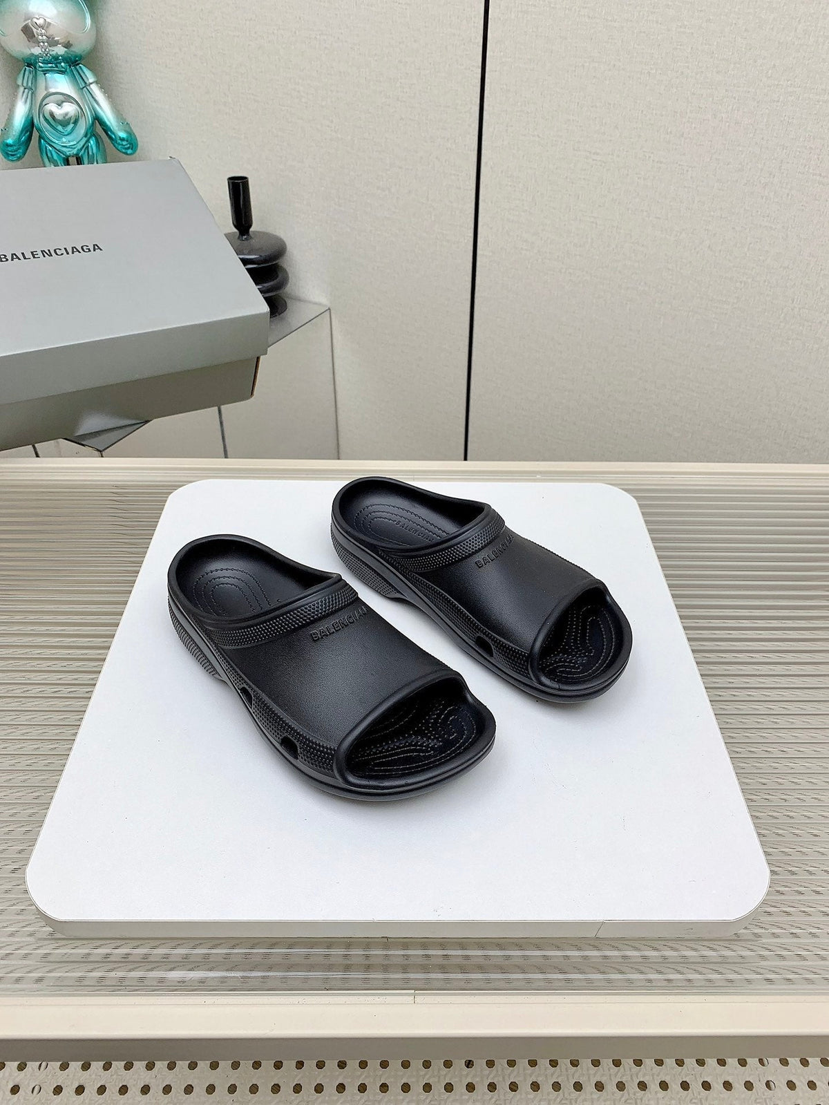POOL CROCS IN BLACK RUBBER