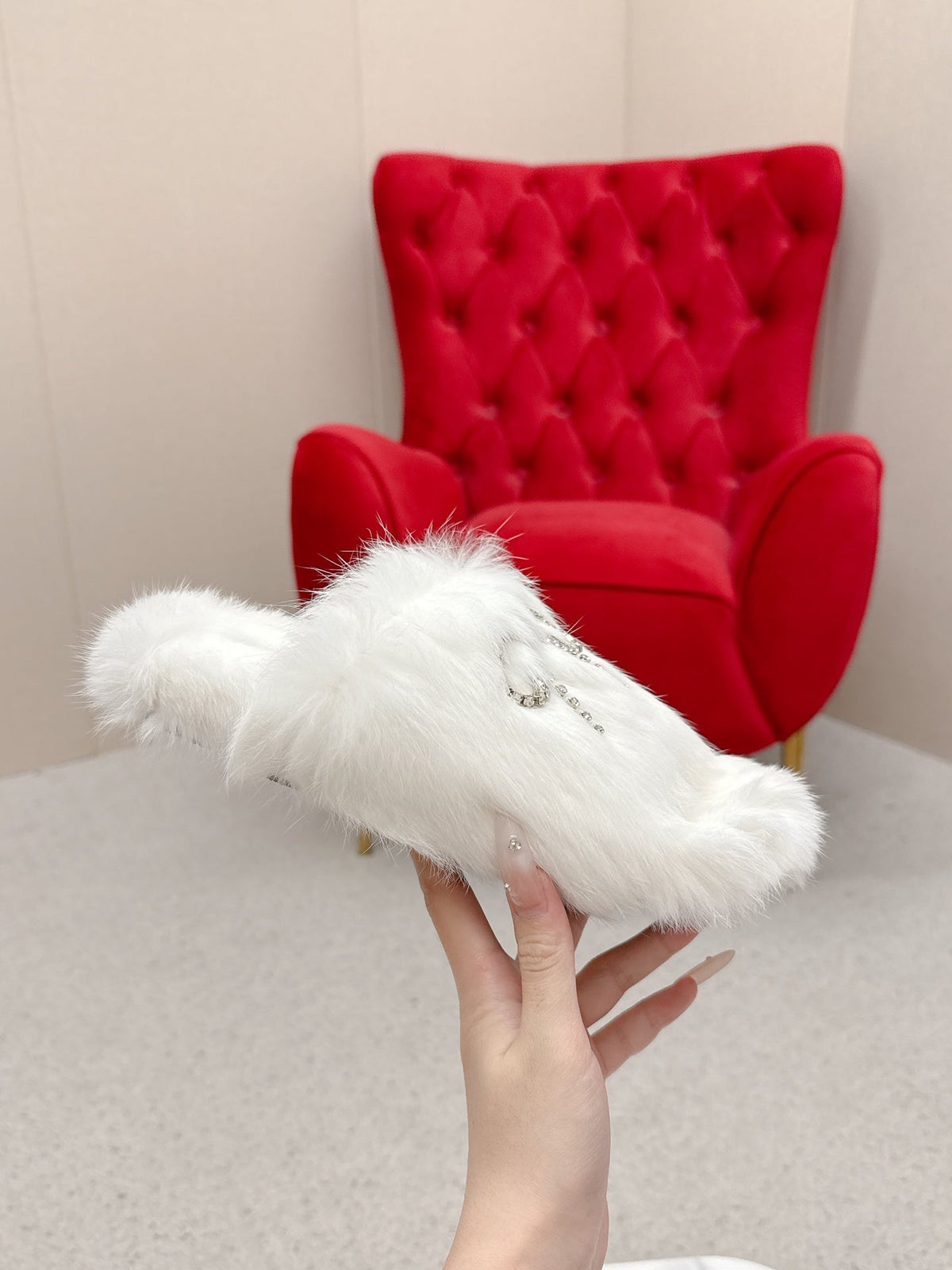 BALENCIAGA 25S SOFT FUR SLIPPERS IN WHITE FUR WITH RHINESTONE BOW