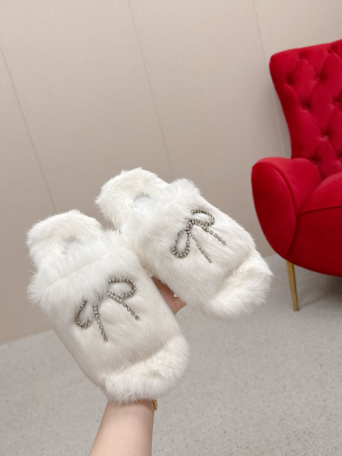 BALENCIAGA 25S SOFT FUR SLIPPERS IN WHITE FUR WITH RHINESTONE BOW
