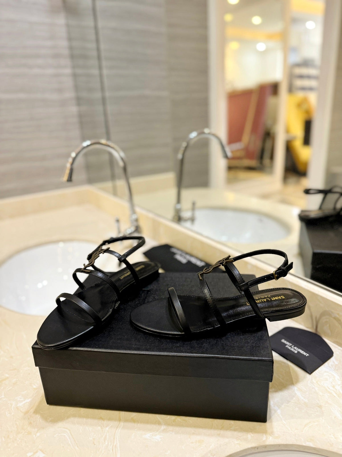 SL LOGO FLAT SANDALS BLACK CALFSKIN