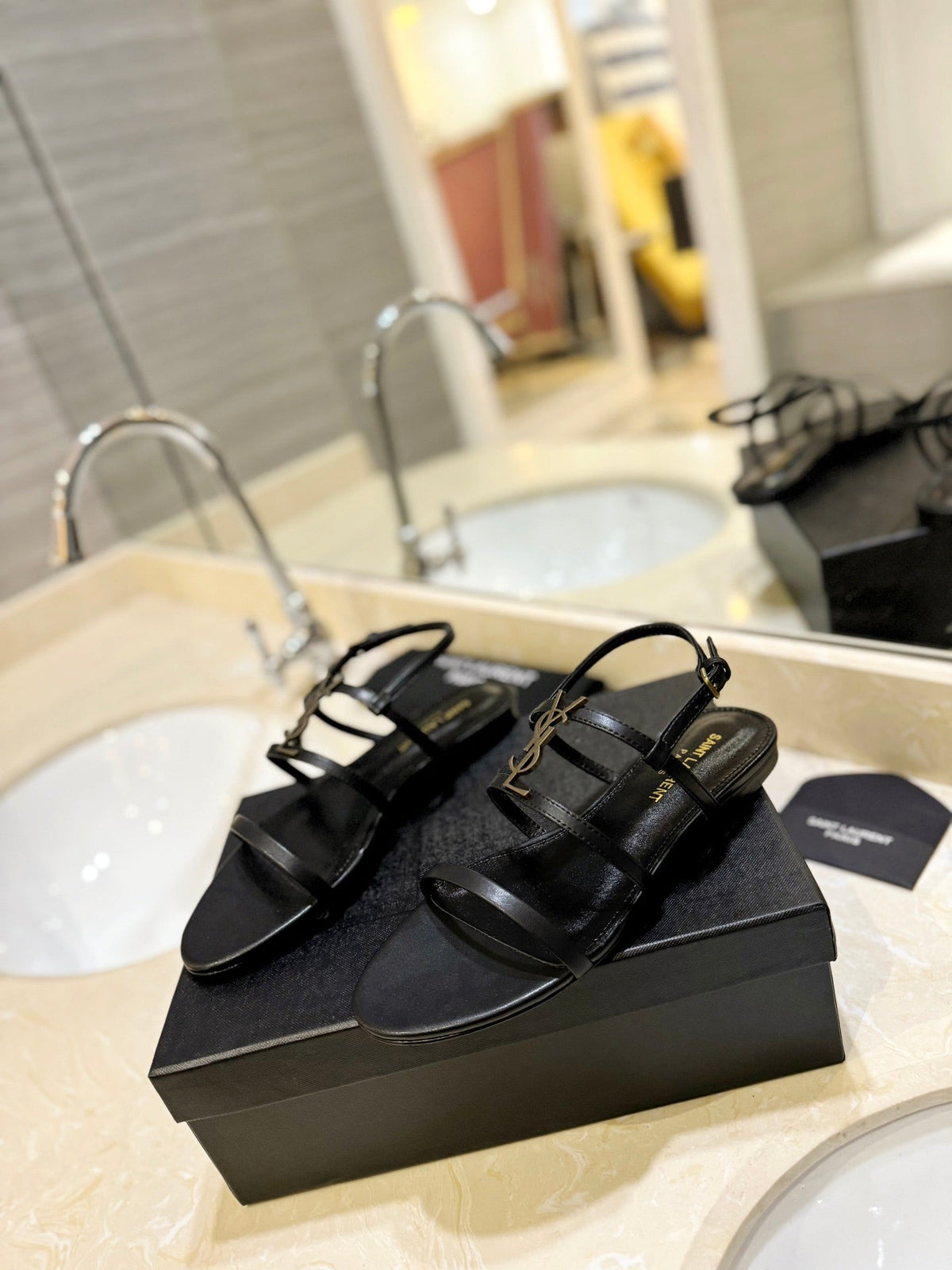 SL LOGO FLAT SANDALS BLACK CALFSKIN