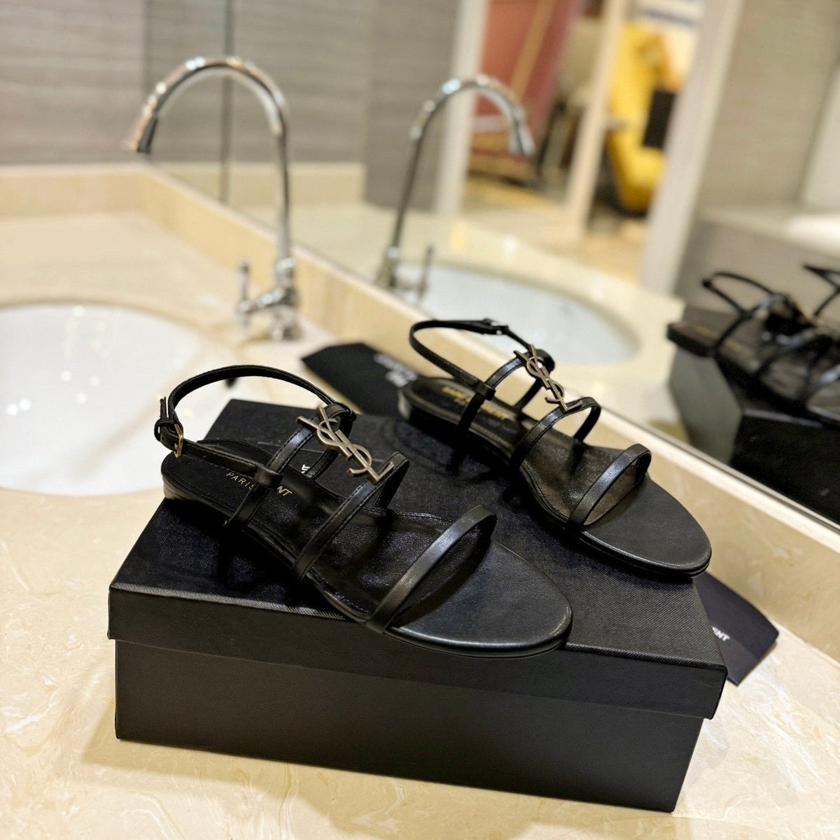 SL LOGO FLAT SANDALS BLACK CALFSKIN