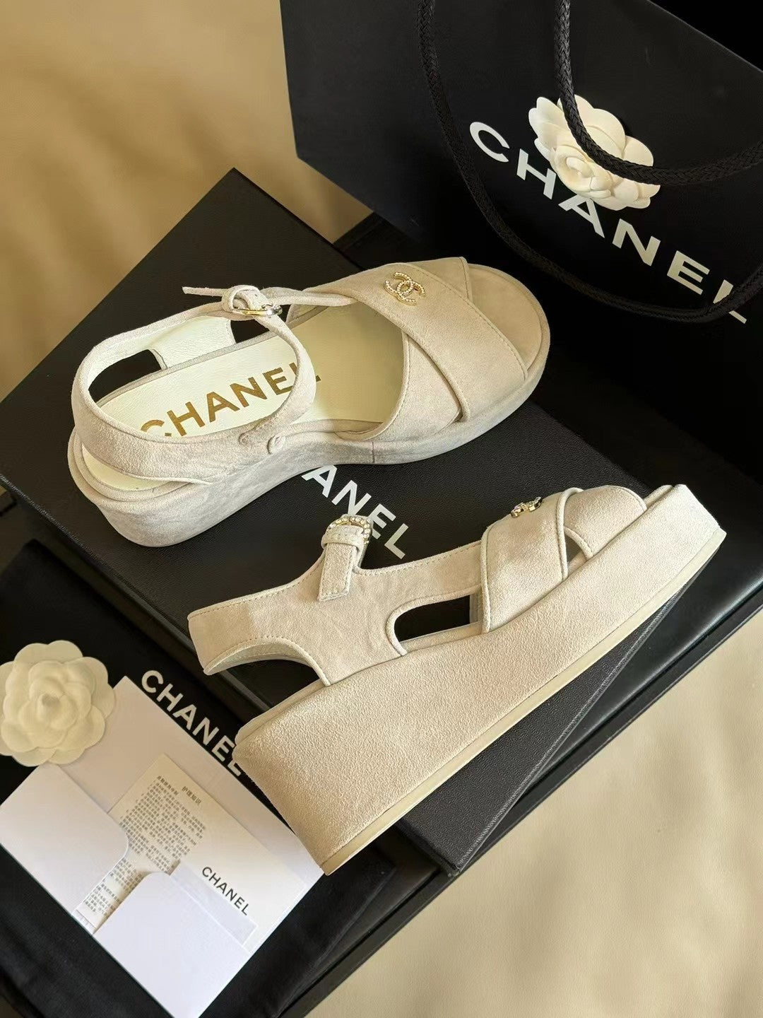CC CLASSIC WEDGE SANDALS IN WHITE LAMBSKIN SUEDE