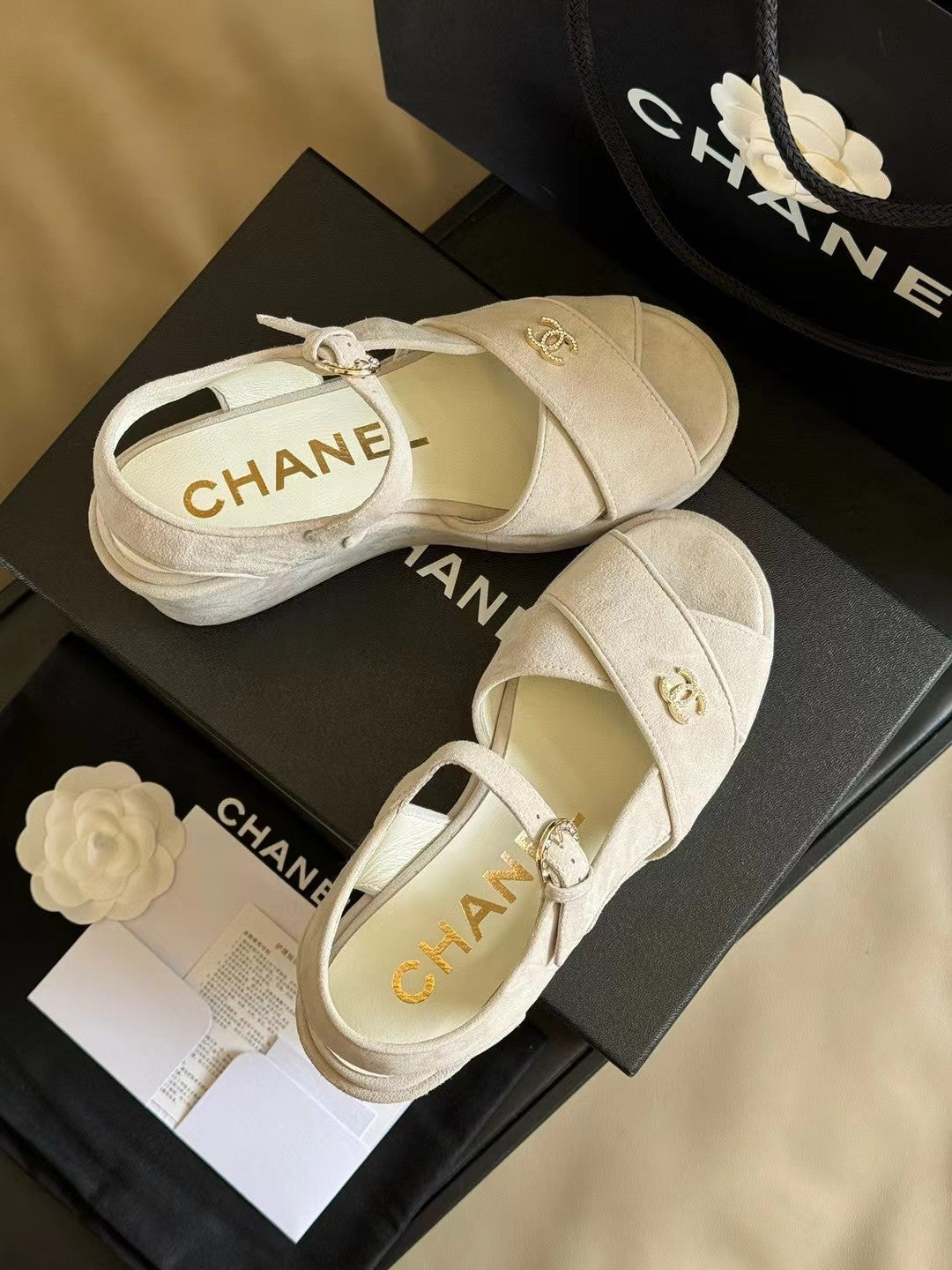 CC CLASSIC WEDGE SANDALS IN WHITE LAMBSKIN SUEDE
