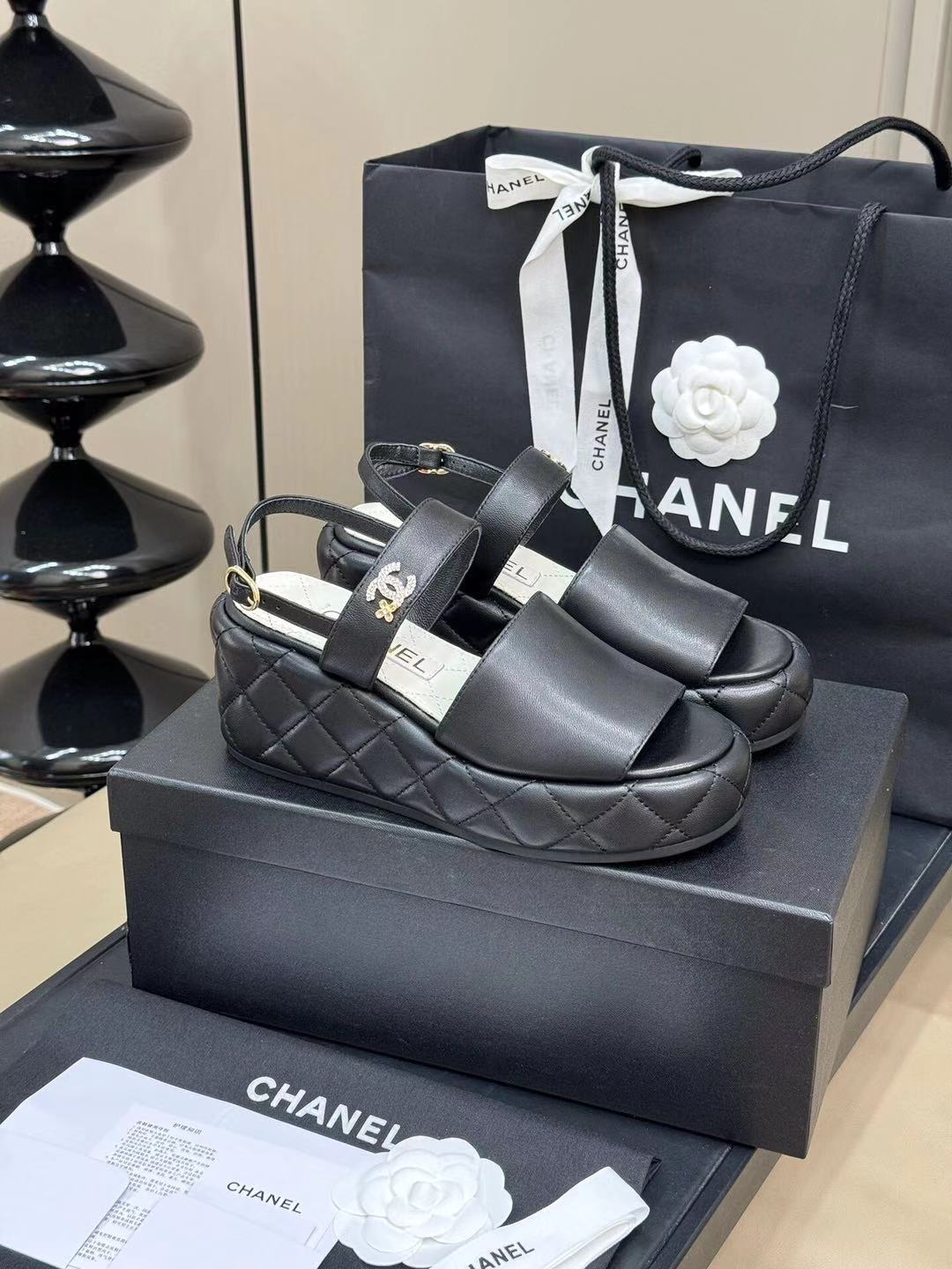 CC HIGH WEDGE SANDALS IN BLACK LAMBSKIN