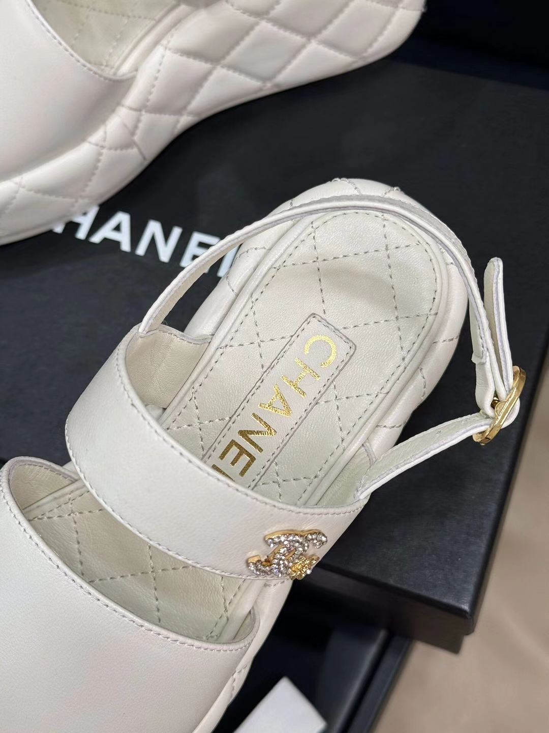 CC HIGH WEDGE SANDALS IN WHITE LAMBSKIN