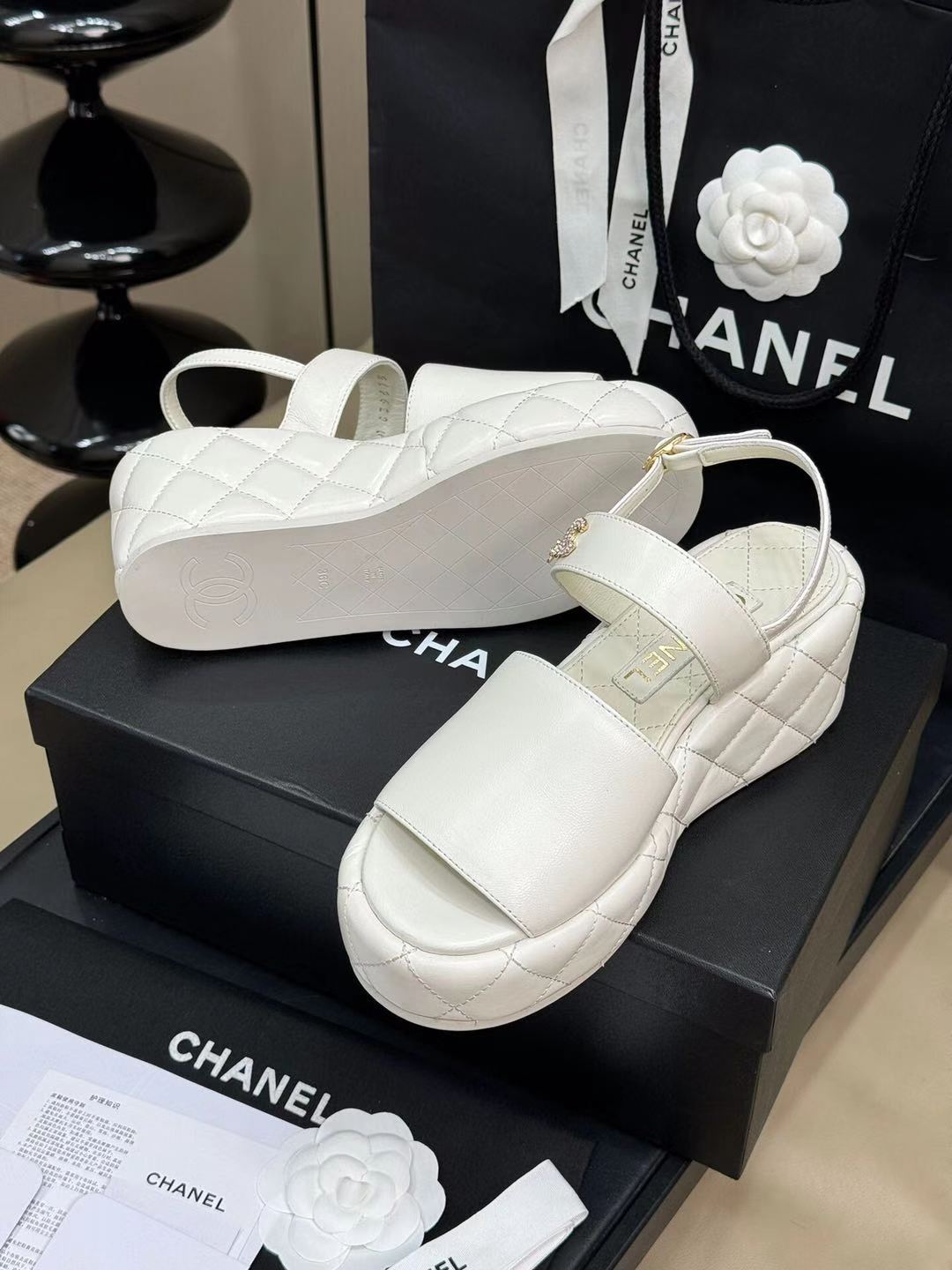 CC HIGH WEDGE SANDALS IN WHITE LAMBSKIN