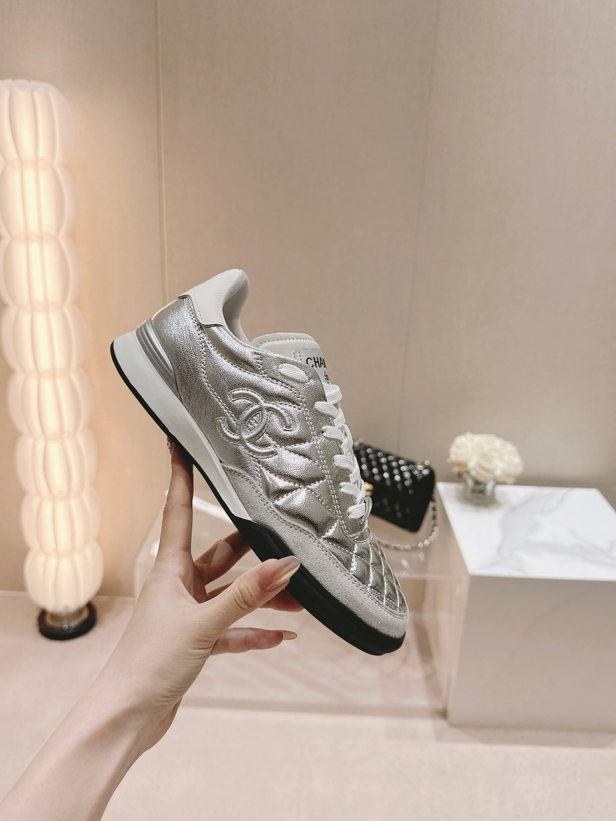 SNEAKERS IN GLOSSY SILVER LAMBSKIN