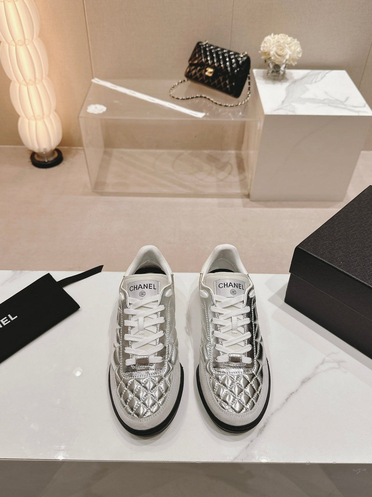 SNEAKERS IN GLOSSY SILVER LAMBSKIN