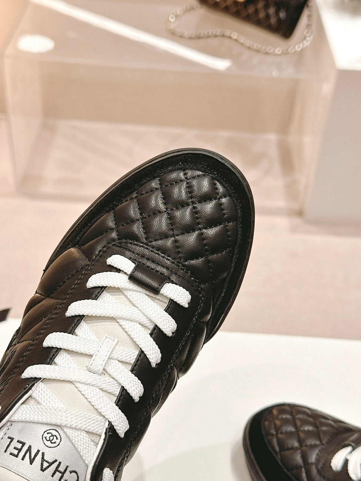 SNEAKERS IN GLOSSY BLACK LAMBSKIN