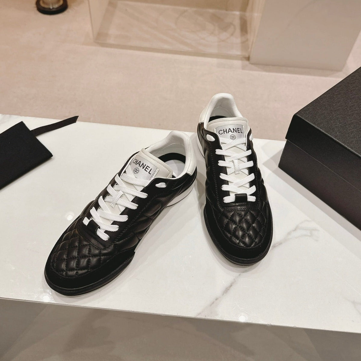 SNEAKERS IN GLOSSY BLACK LAMBSKIN