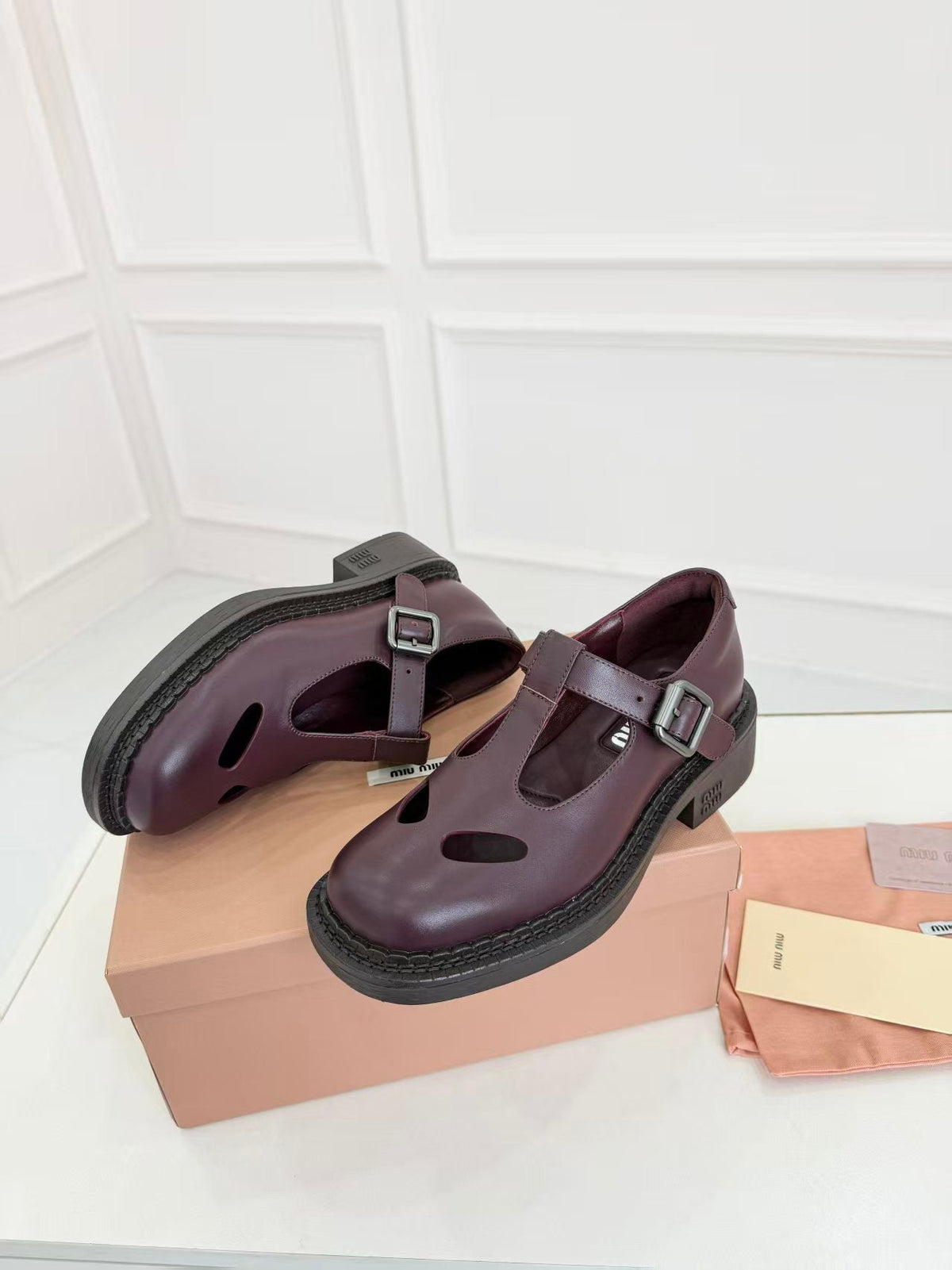 MIUMIU 26S SANDAL 35MM IN DARK RED BROWN CALFSKIN WITH STYLIZED T-STRING