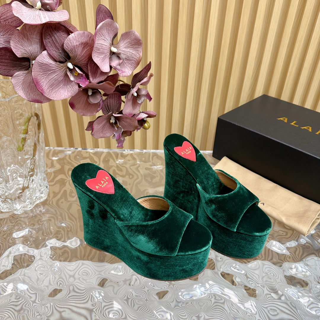 ALAIA PLATFORM WEDGE IN GREEN FOREST VELVET WITH HEART EMBROIDERED