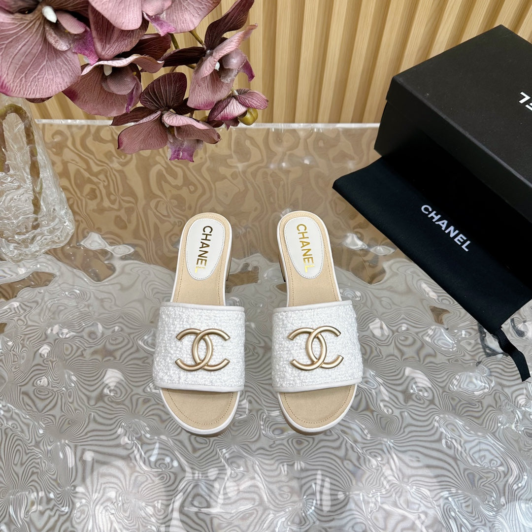 PLATFORM SLIPPERS IN WHITE TWEED AND LAMBSKIN
