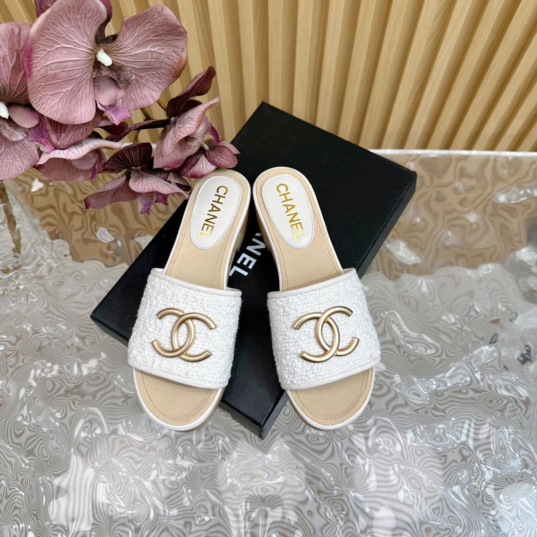 PLATFORM SLIPPERS IN WHITE TWEED AND LAMBSKIN