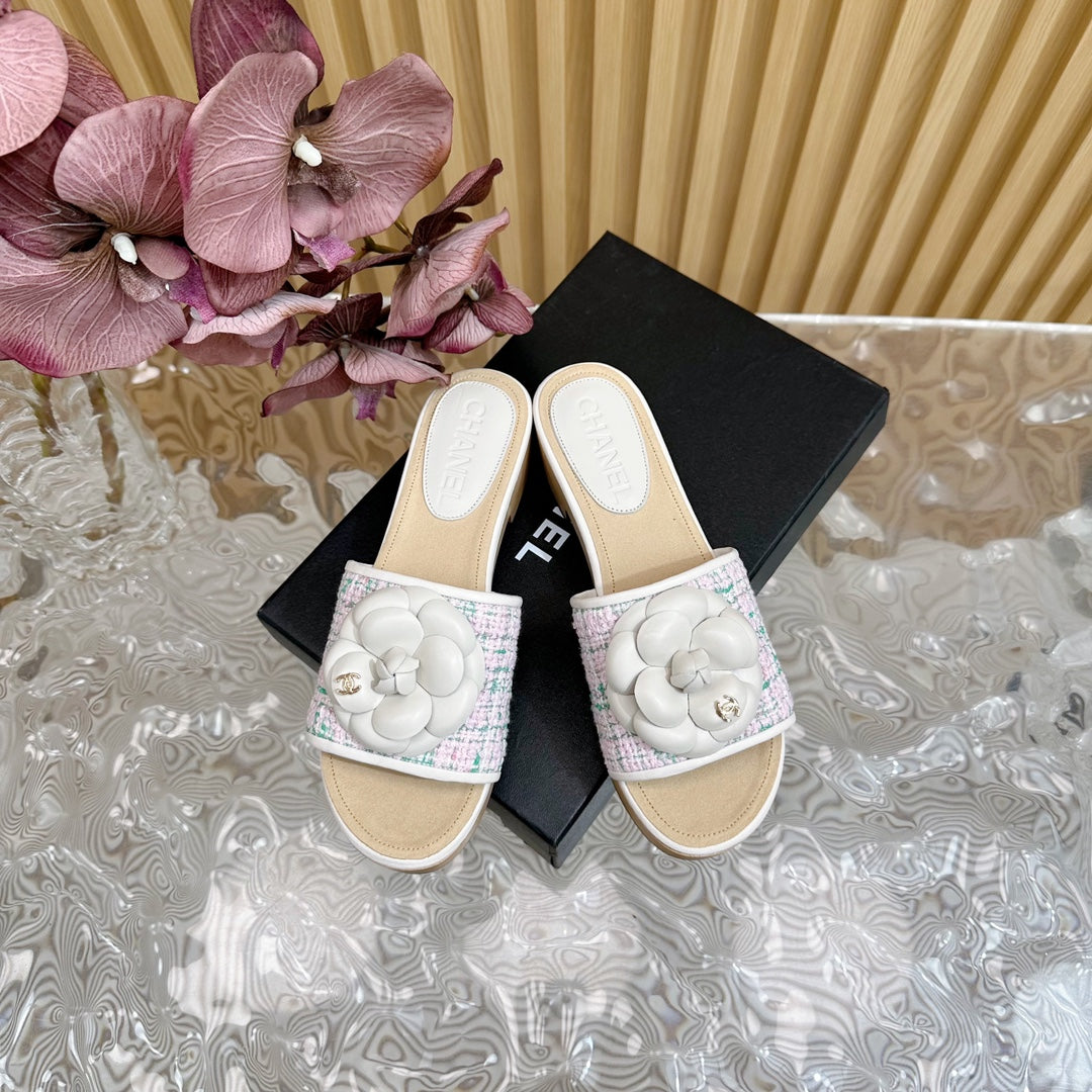 PLATFORM SLIPPERS WITH FLOWER IN WHITE LAMBSKIN