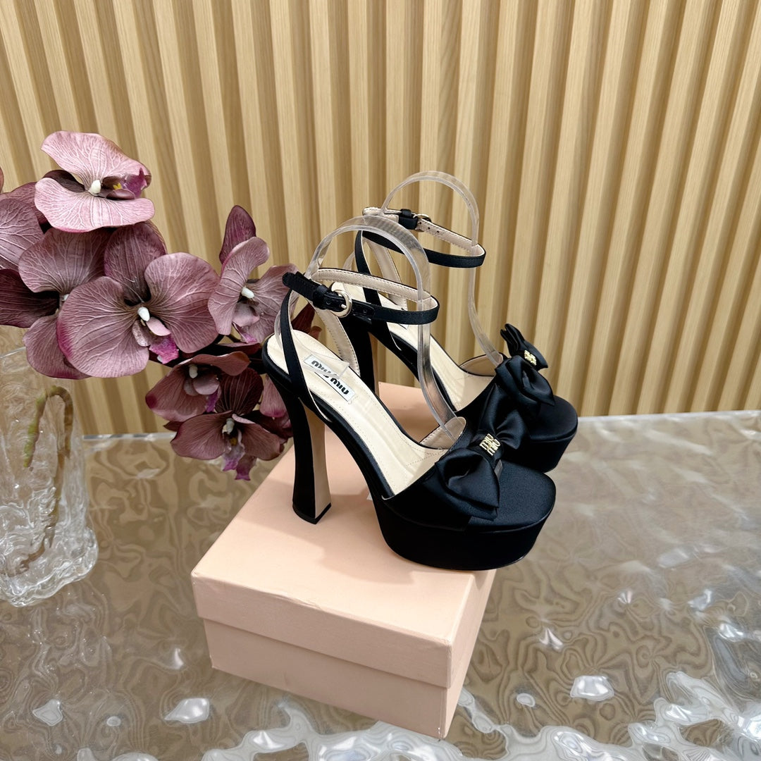 HIGH BOW PLATFORM IN BLACK SILK