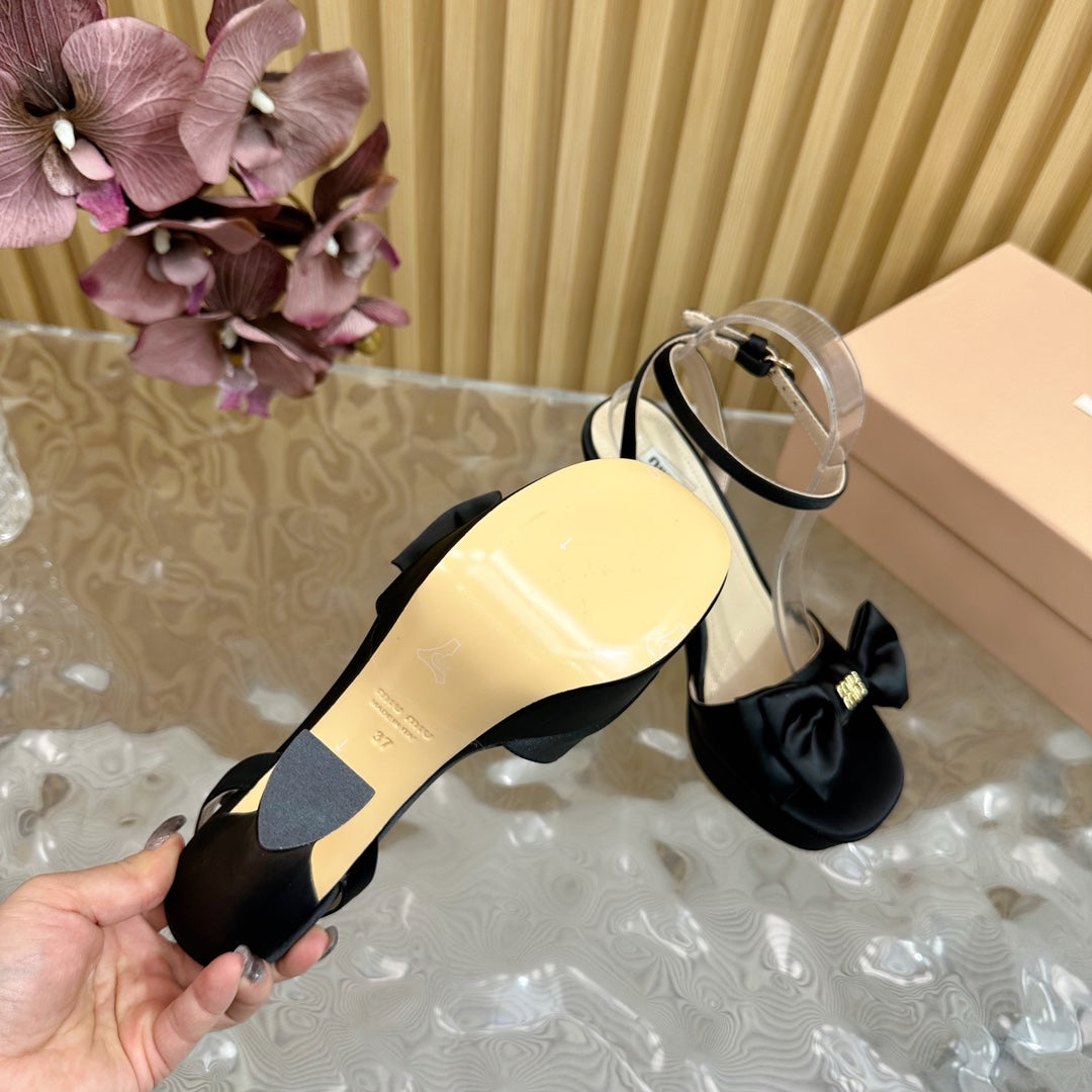 HIGH BOW PLATFORM IN BLACK SILK