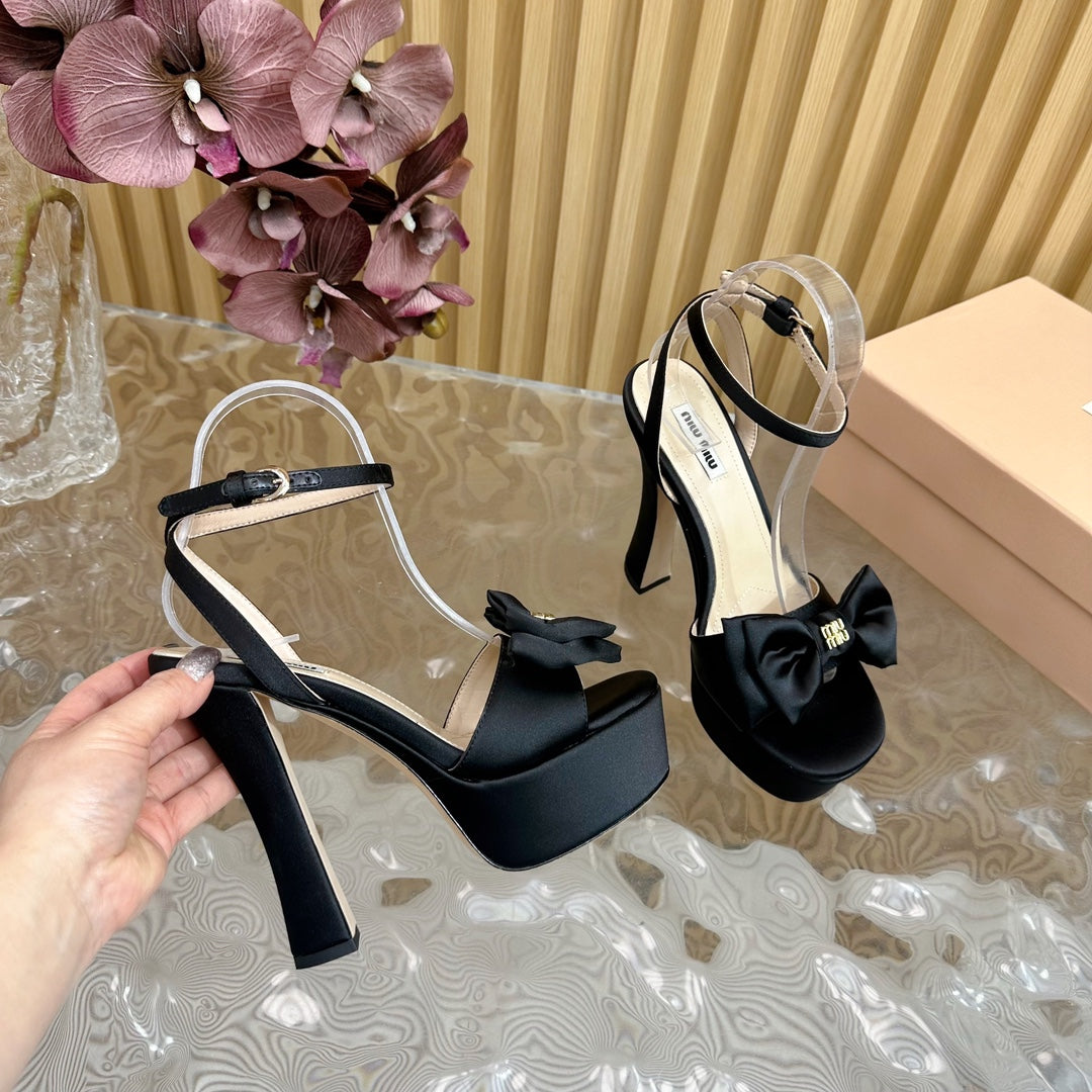 HIGH BOW PLATFORM IN BLACK SILK