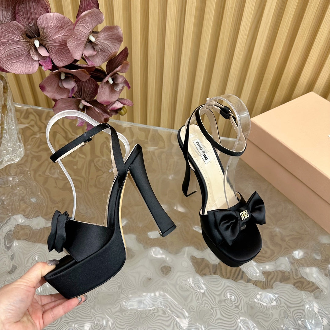 HIGH BOW PLATFORM IN BLACK SILK