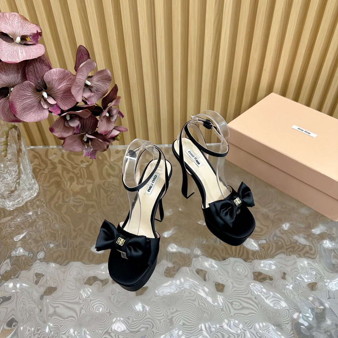 HIGH BOW PLATFORM IN BLACK SILK