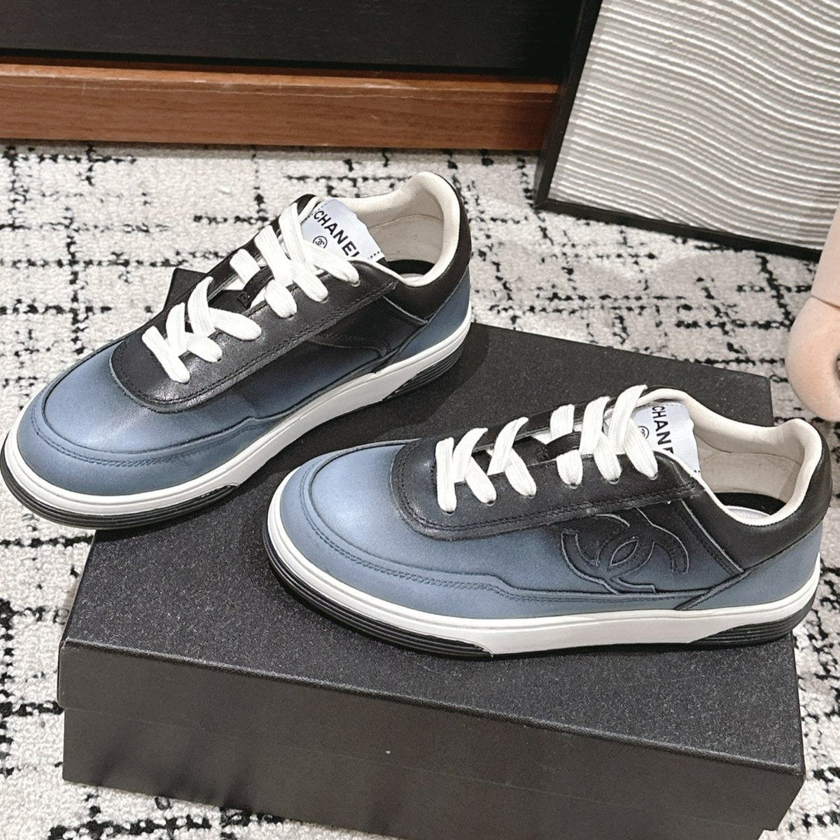 SNEAKER IN BLACK MIX COOL GRAY HAND-POLISHED CALFSKIN 977825