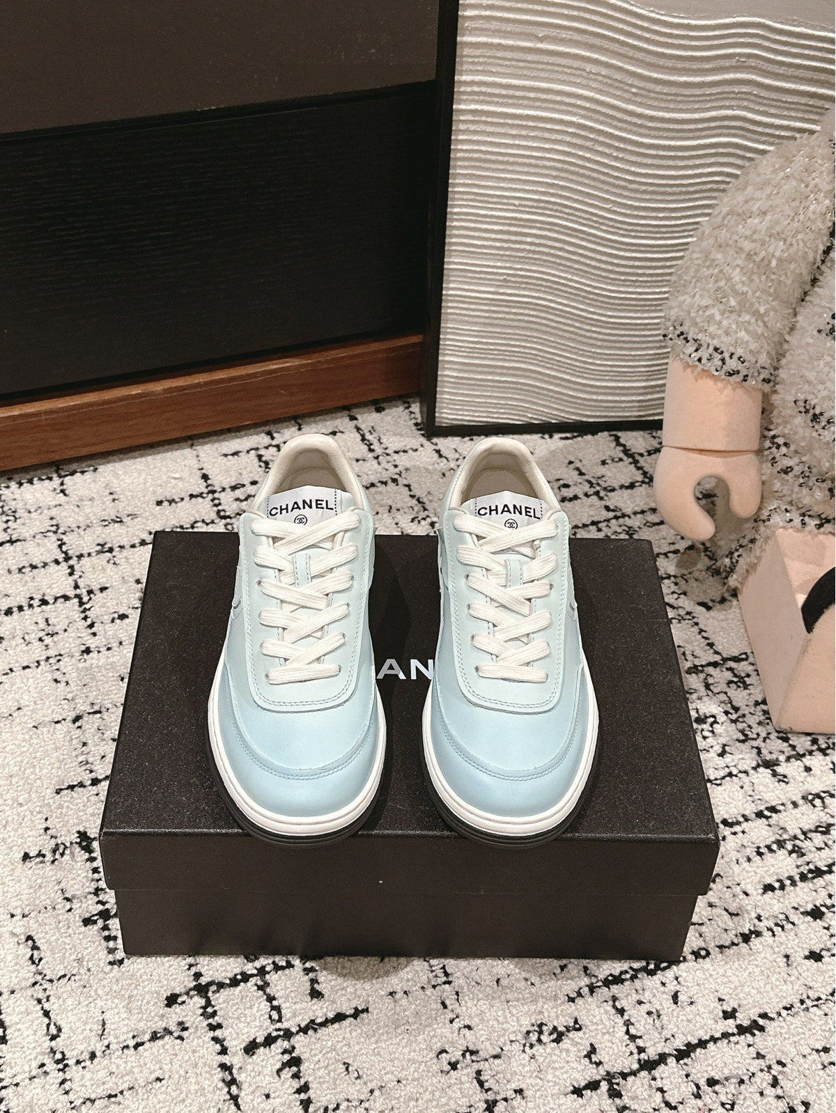 SNEAKER IN BLUE PASTEL HAND-POLISHED CALFSKIN 977829