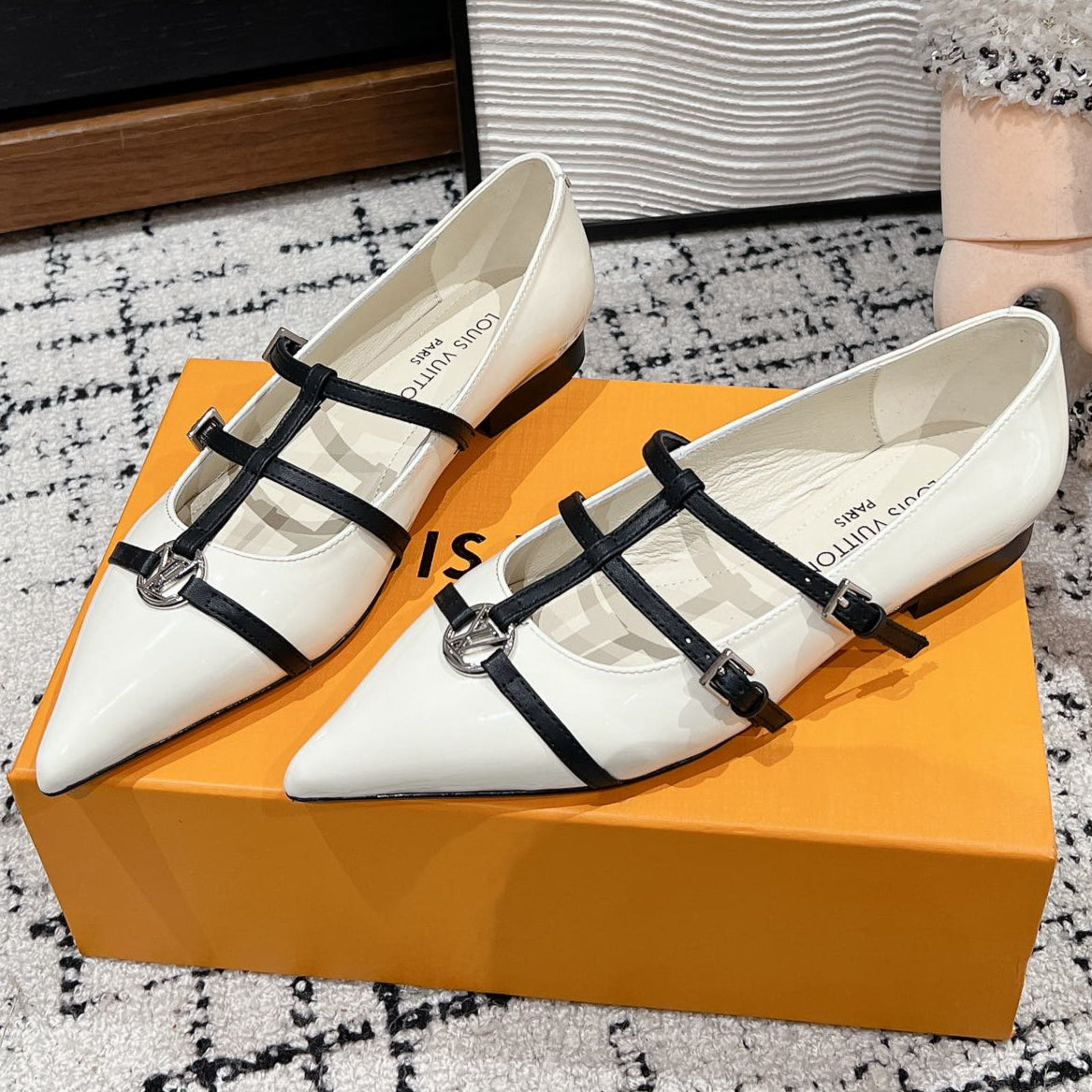 POINTED FLAT SHOES IN WHITE MIX BLACK CALFSKIN