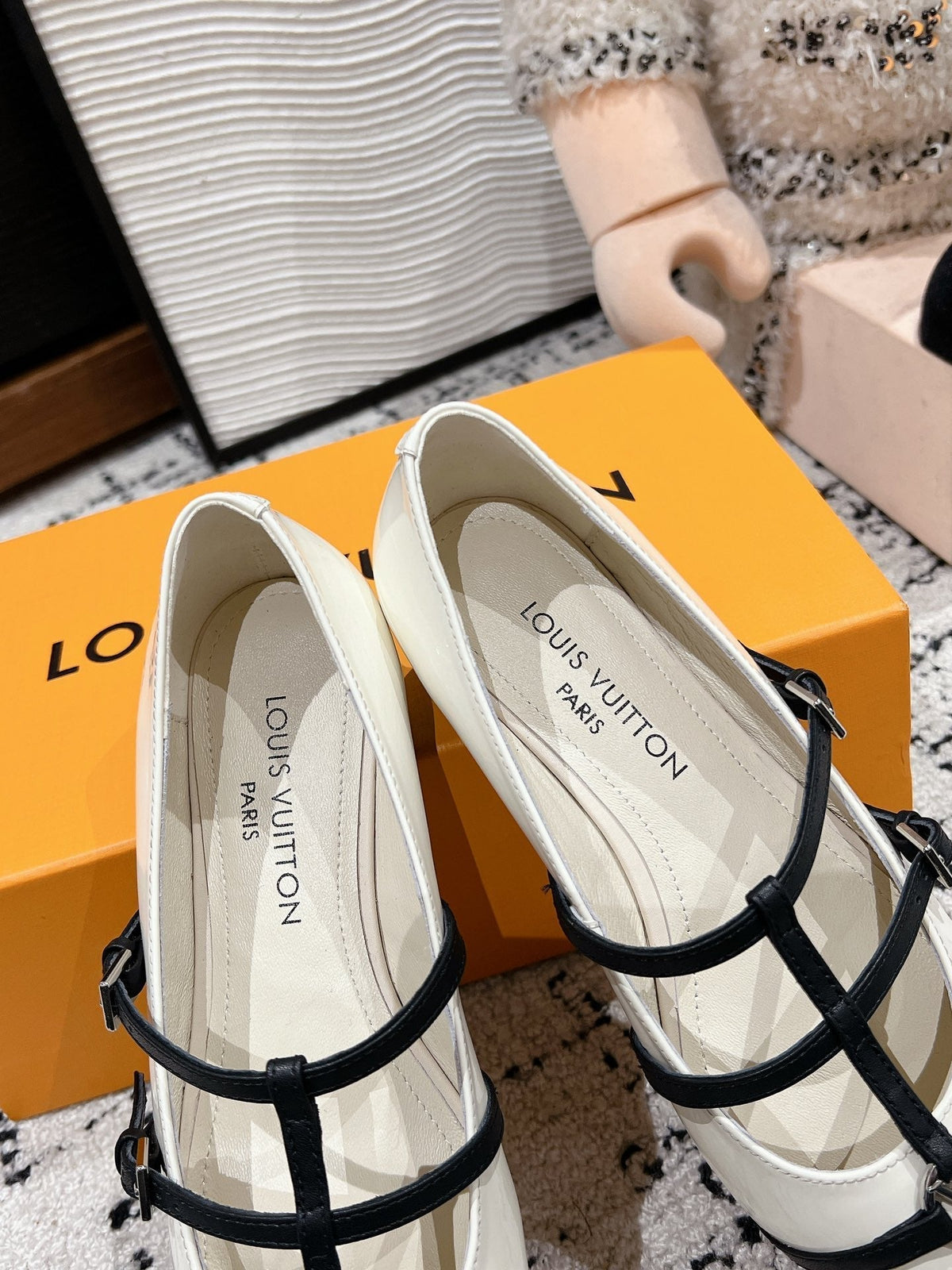 POINTED FLAT SHOES IN WHITE MIX BLACK CALFSKIN