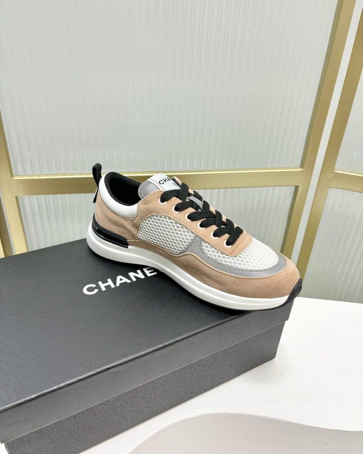 SNEAKER IN TAN BROWN SUEDE AND GREY BREATHABLE MESH