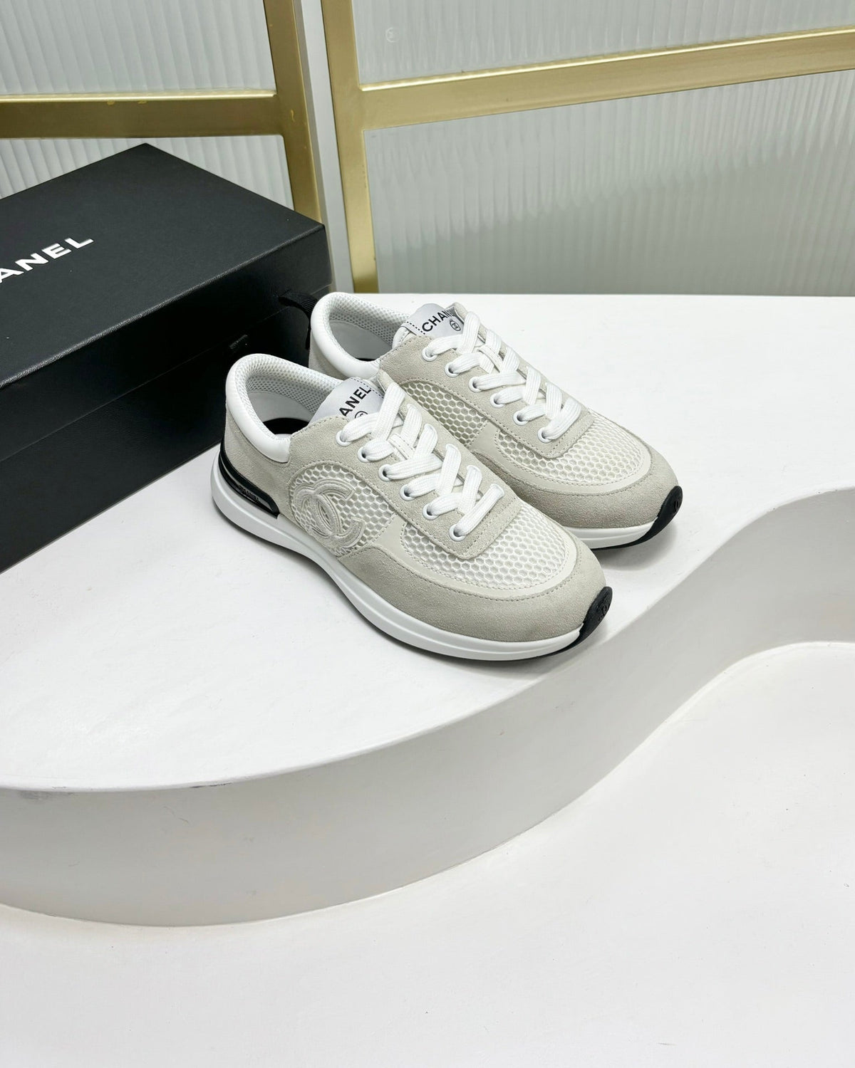 SNEAKER IN GREY SUEDE AND WHITE BREATHABLE MESH