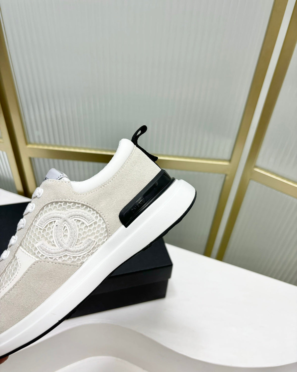 SNEAKER IN GREY SUEDE AND WHITE BREATHABLE MESH