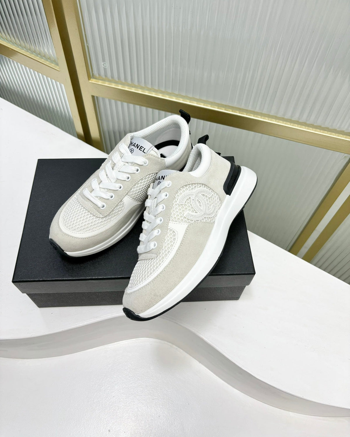 SNEAKER IN GREY SUEDE AND WHITE BREATHABLE MESH