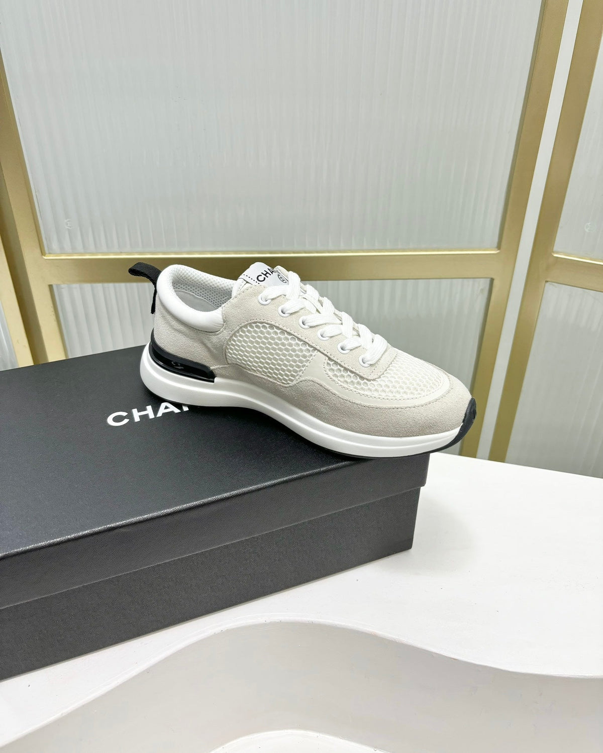 SNEAKER IN GREY SUEDE AND WHITE BREATHABLE MESH