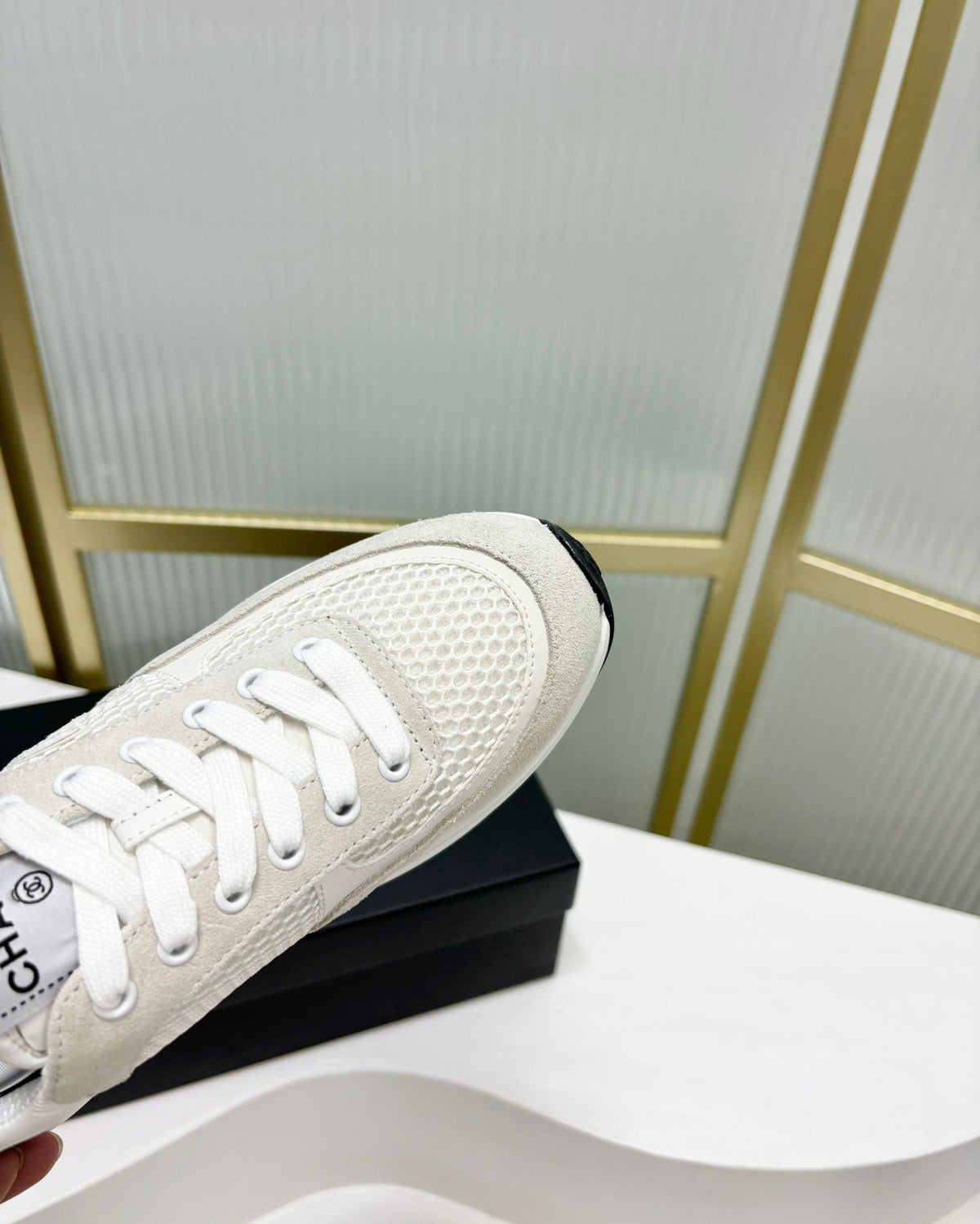 SNEAKER IN GREY SUEDE AND WHITE BREATHABLE MESH