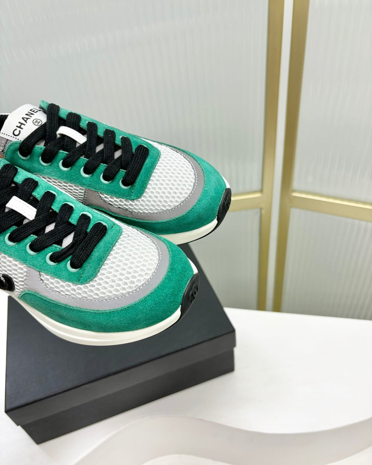 SNEAKER IN JADE GREEN SUEDE AND GREY BREATHABLE MESH