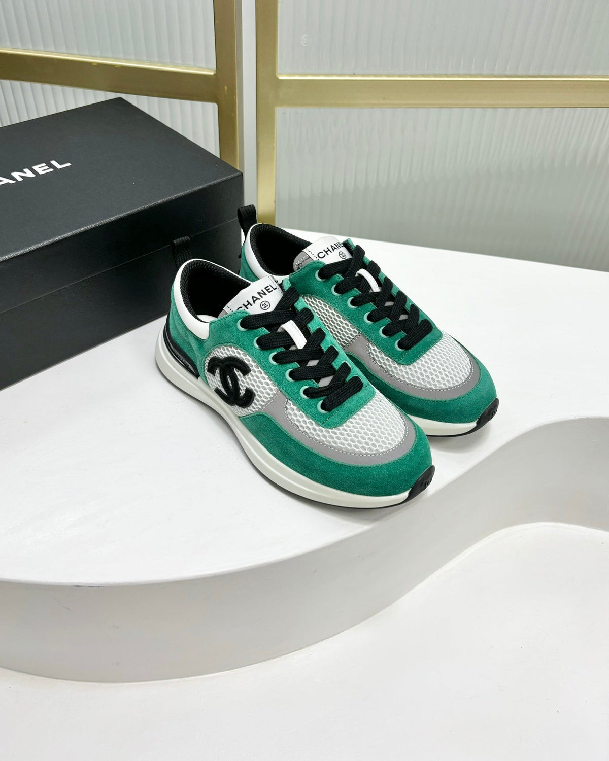 SNEAKER IN JADE GREEN SUEDE AND GREY BREATHABLE MESH