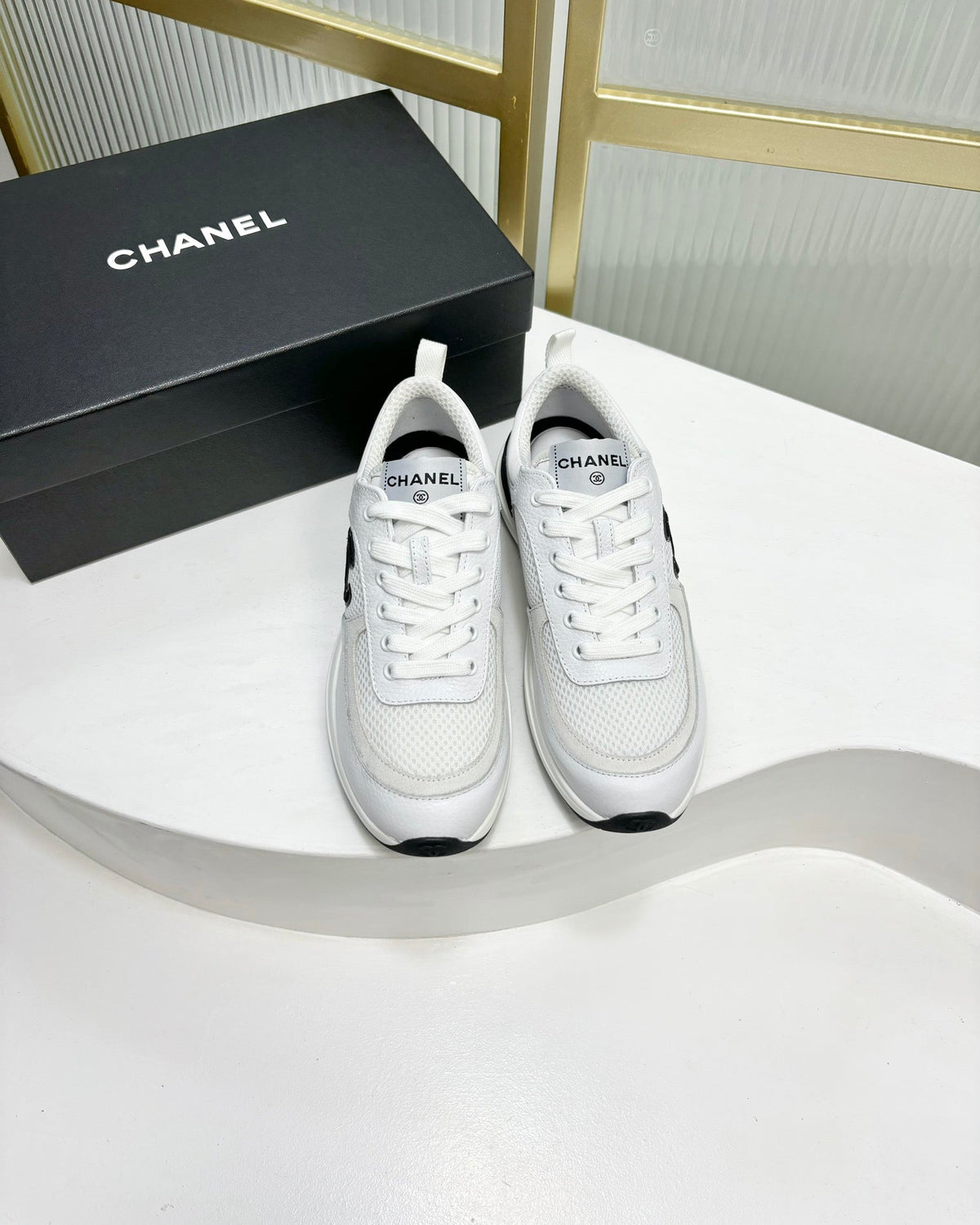 SNEAKER IN WHITE SUEDE AND BREATHABLE MESH