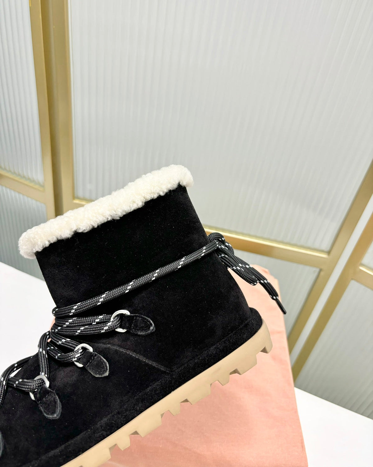 LACE-UP ANKLE BOOTS IN BLACK SUEDE AND FLEECE LINING