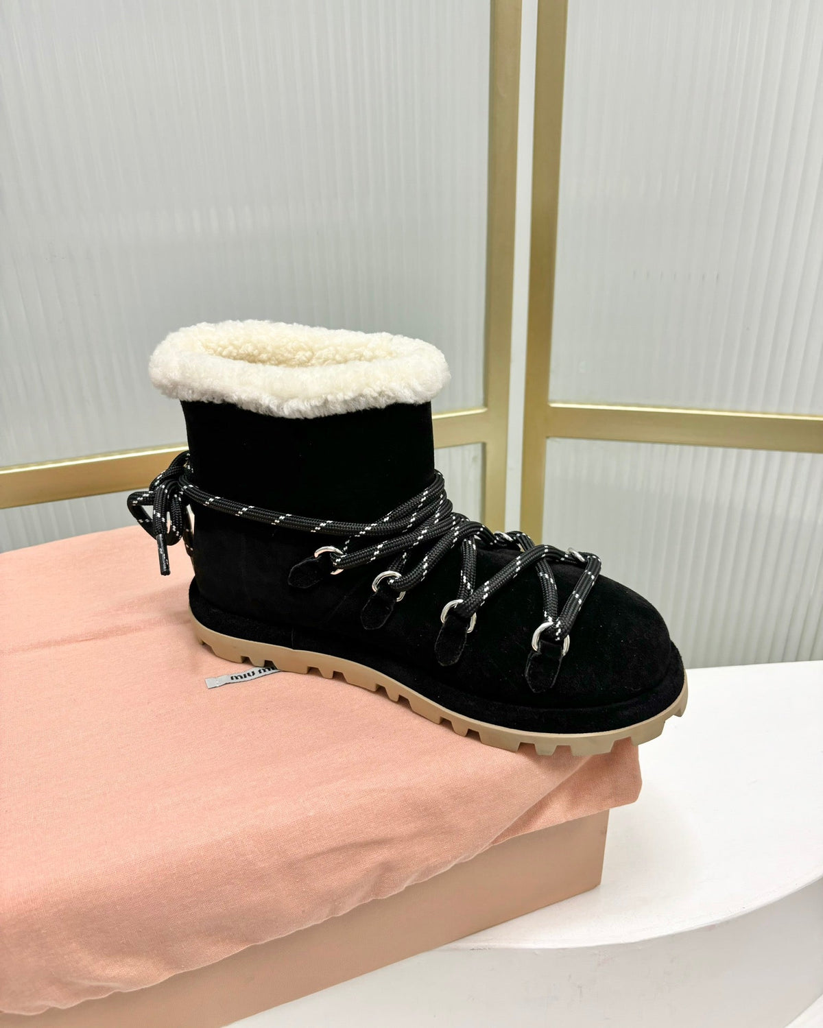 LACE-UP ANKLE BOOTS IN BLACK SUEDE AND FLEECE LINING