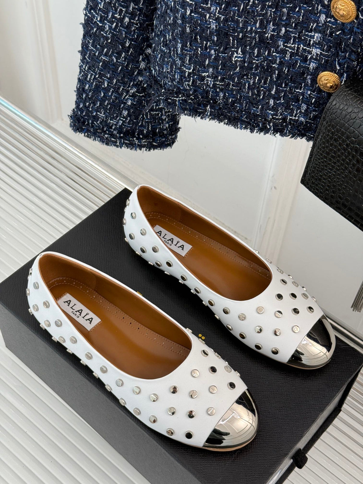 STUD-EMBELLISHED BALLET FLATS IN WHITE CALFSKIN