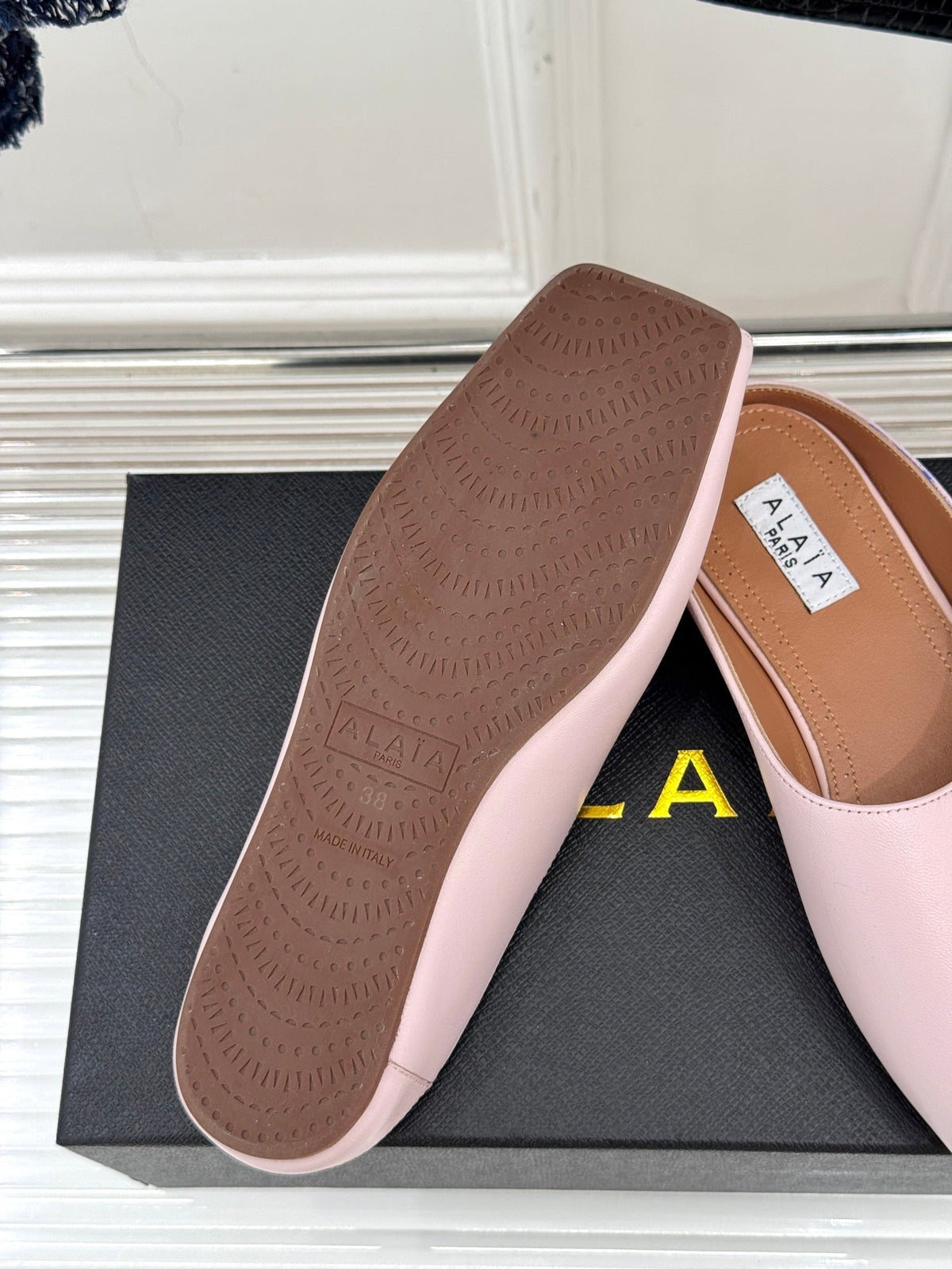 ALAIA FLAT MULE IN LIGHT PINK LAMBSKIN