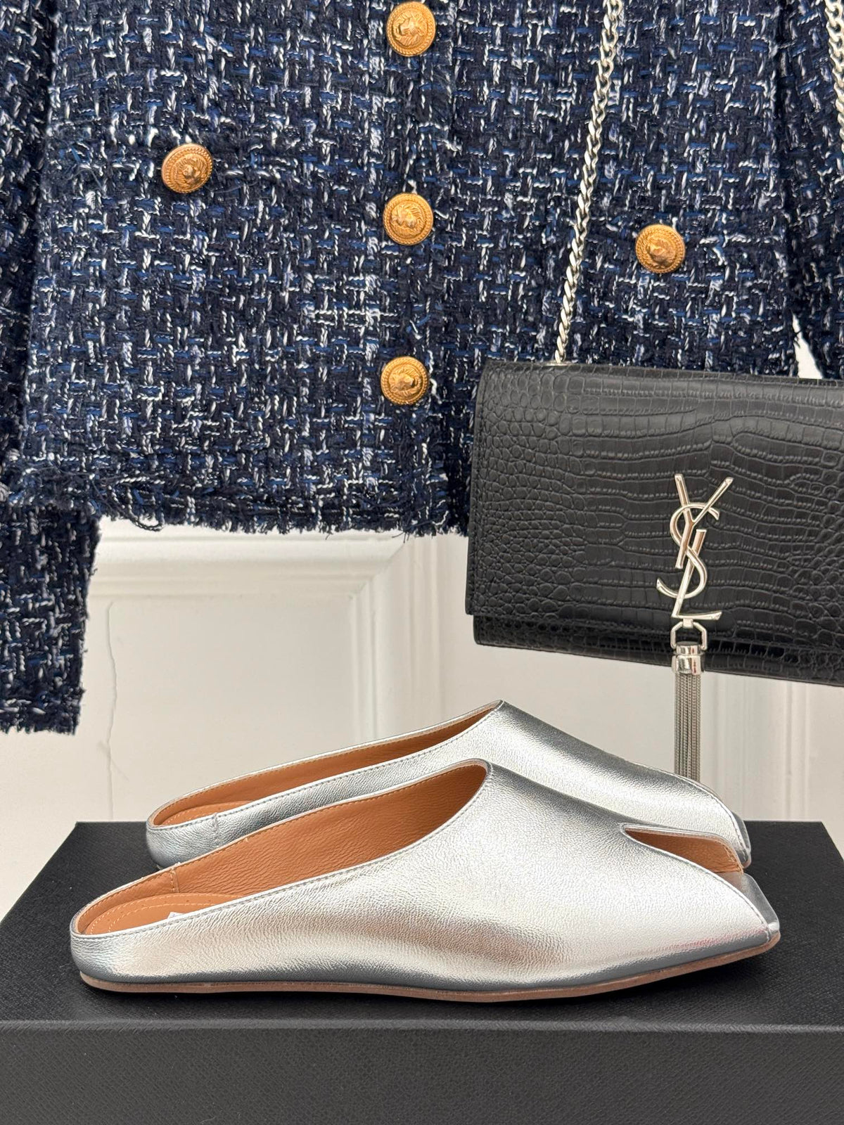 ALAIA FLAT MULE IN SILVER LAMBSKIN