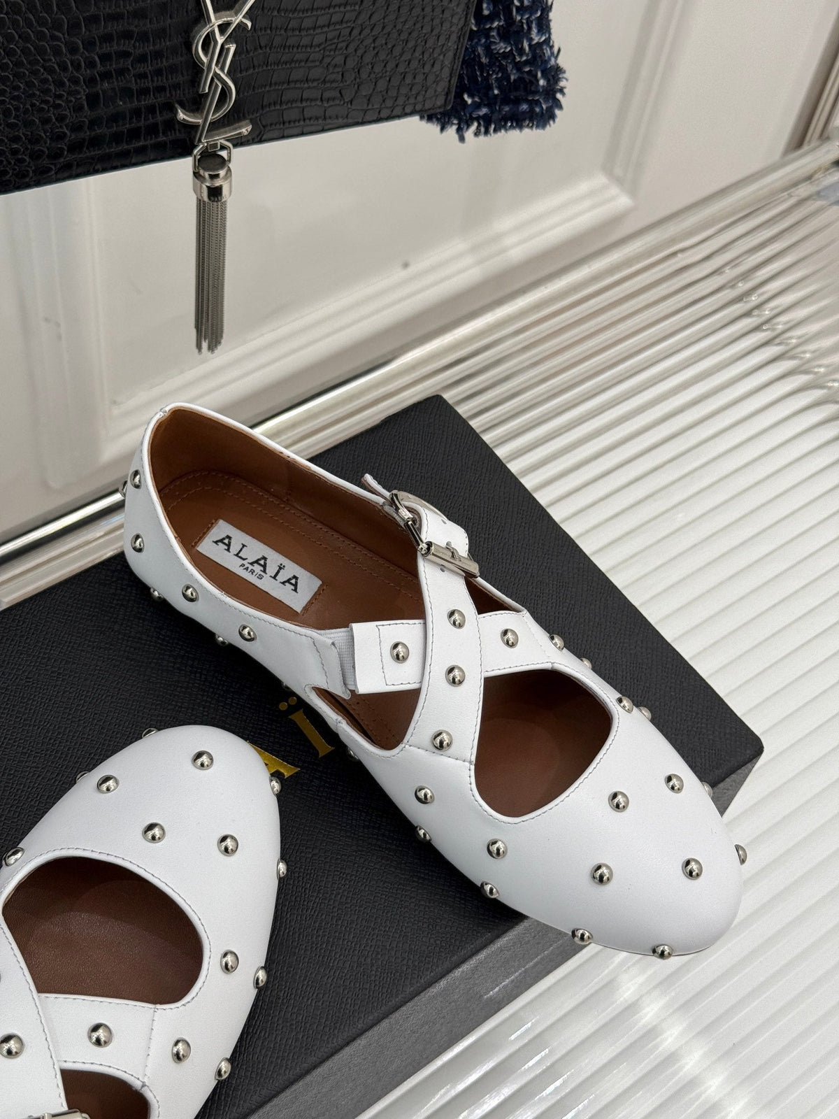 CROSSED STRAP BALLET FLATS IN WHITE CALFSKIN