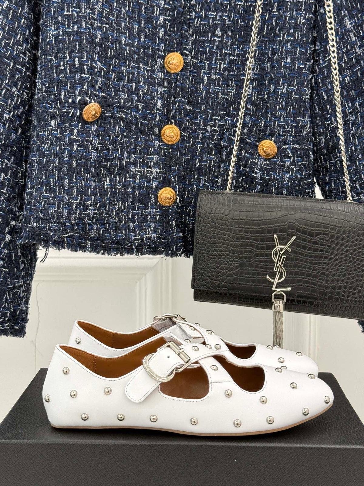 CROSSED STRAP BALLET FLATS IN WHITE CALFSKIN