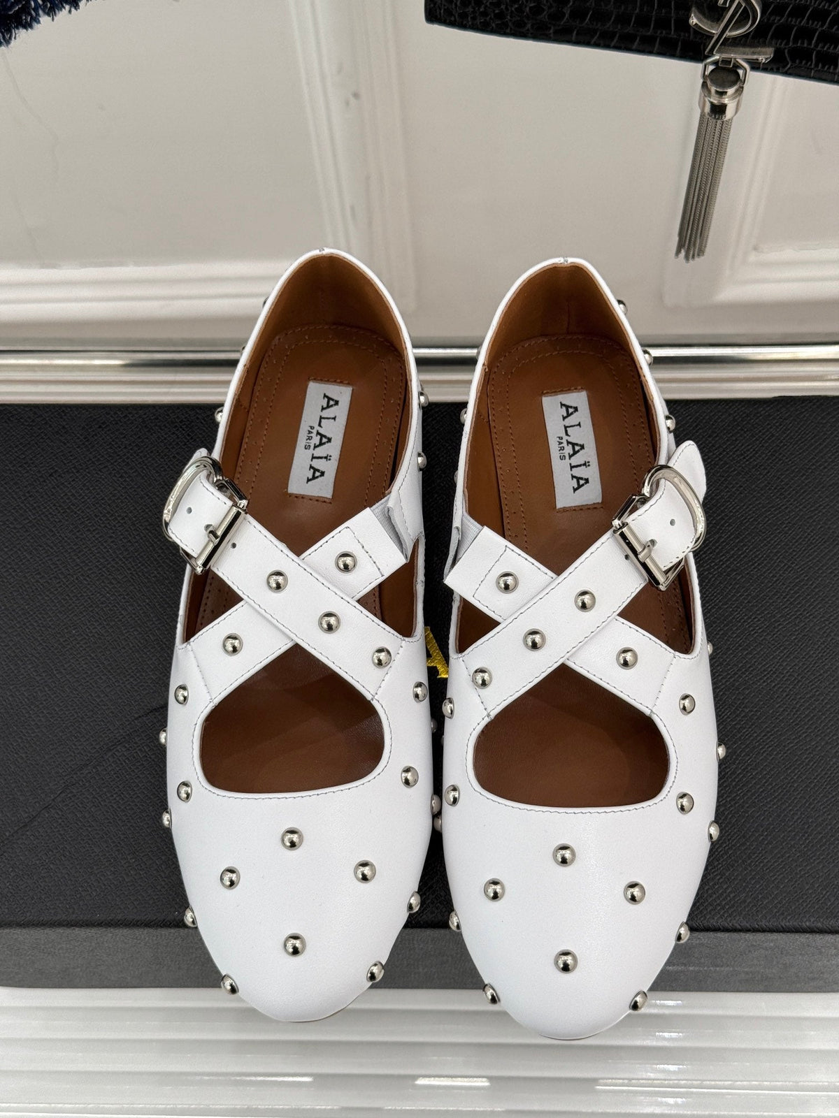 CROSSED STRAP BALLET FLATS IN WHITE CALFSKIN