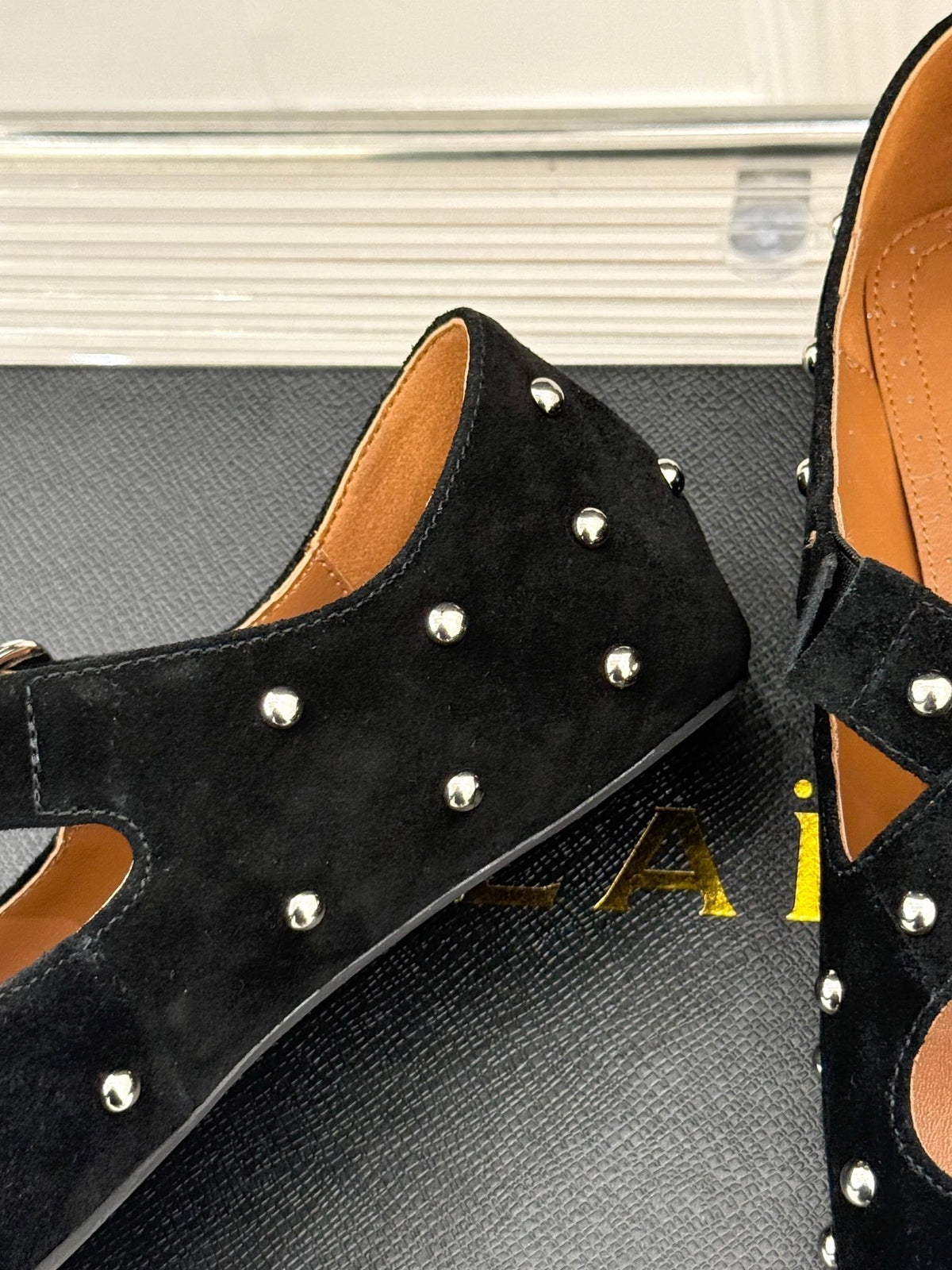 CROSSED STRAP BALLET FLATS IN BLACK SUEDE