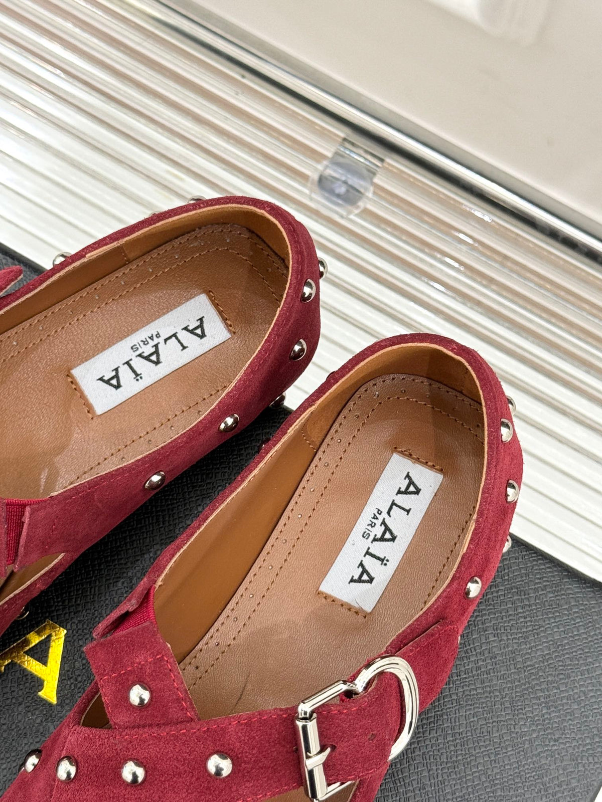 CROSSED STRAP BALLET FLATS IN BERRY RED SUEDE