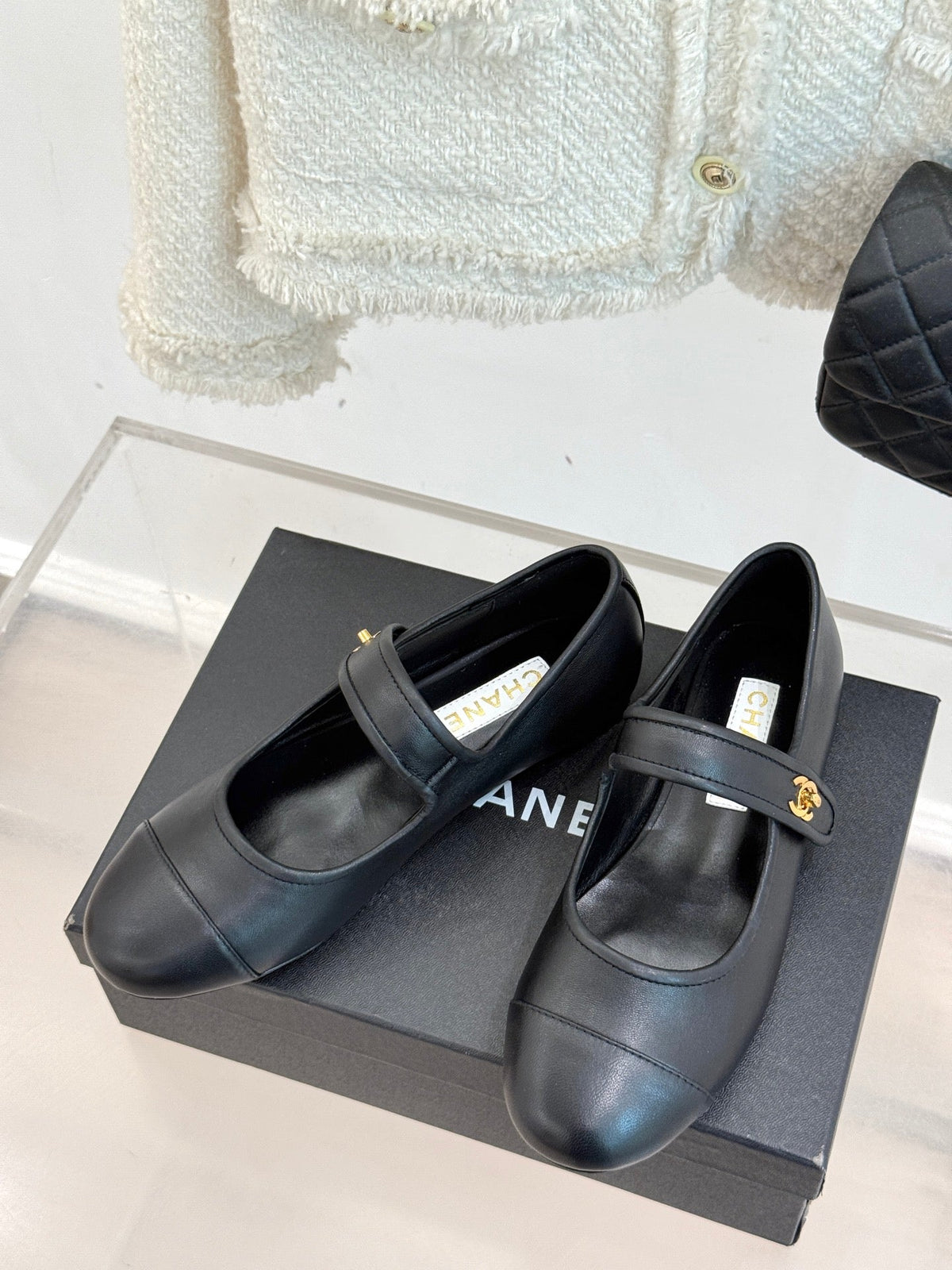 FLAT SHOES IN BLACK LAMBSKIN GOLD HARDWARE